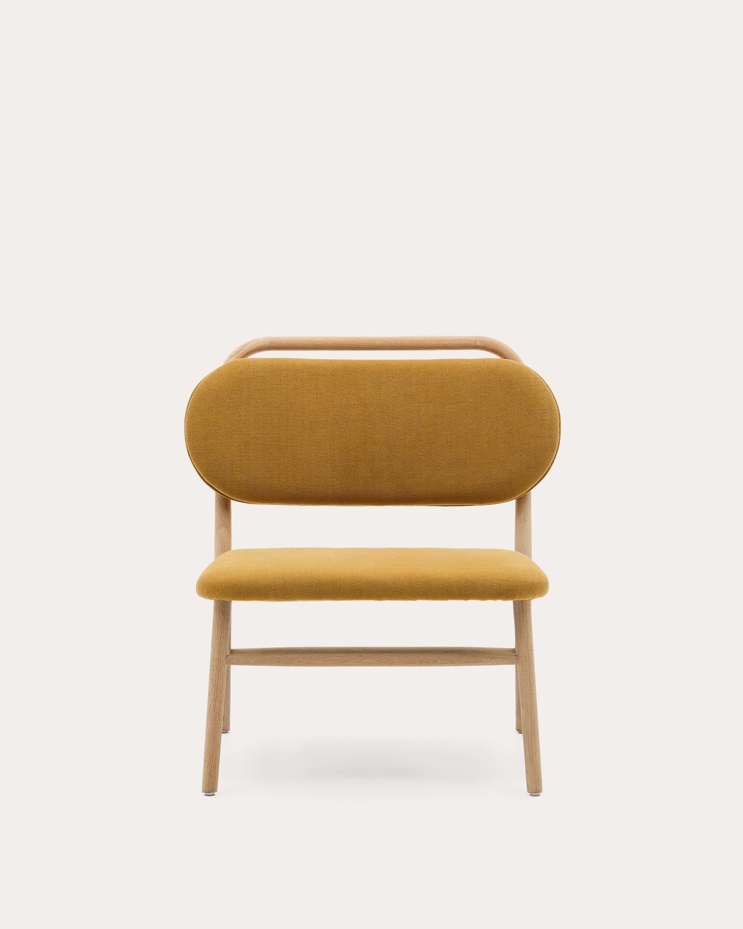 Ein eleganter Sessel aus senfgelbem Chenille und FSC-zertifiziertem Eichenholz, der Stil und Komfort vereint.