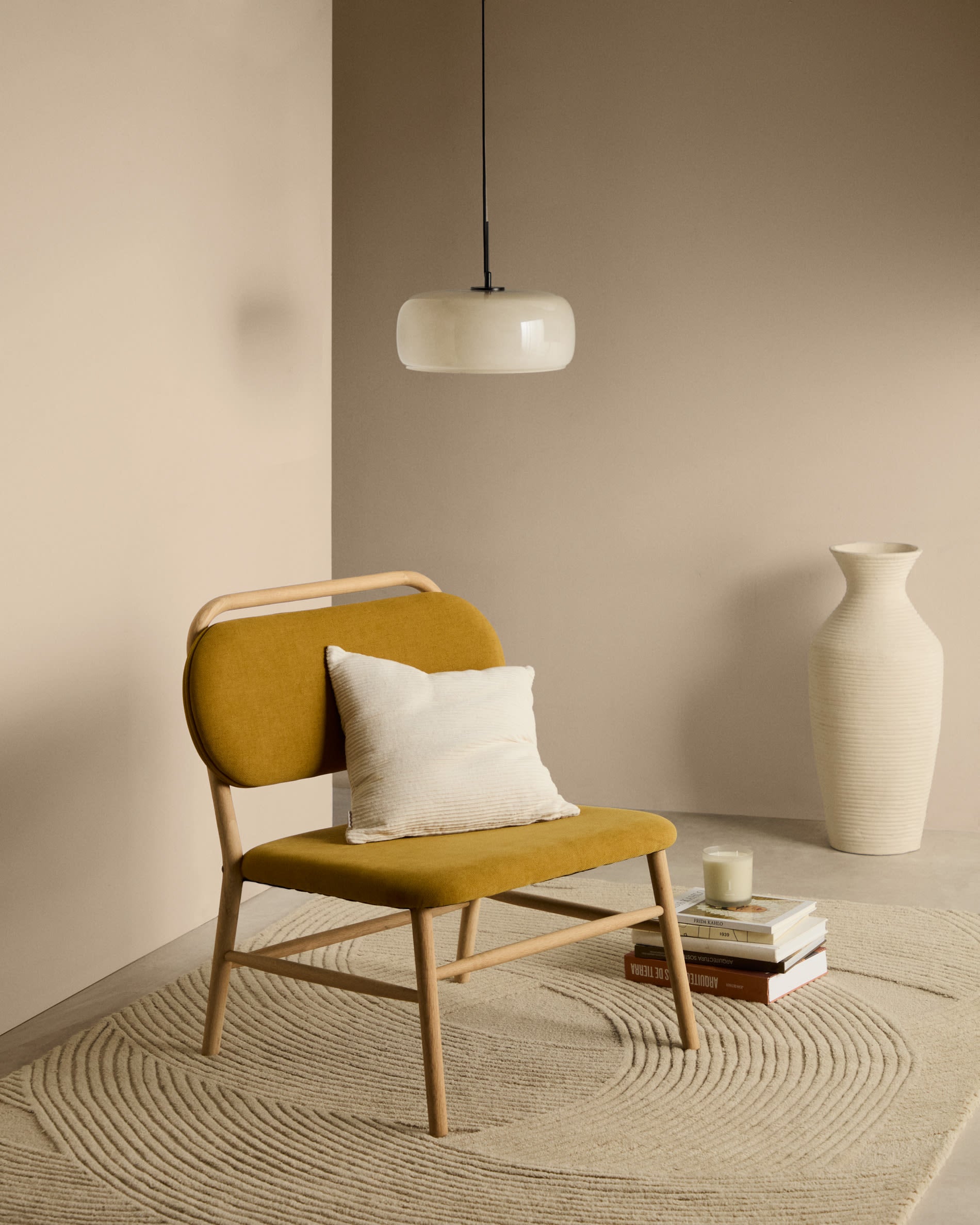 Sessel Helda: Eleganter senfgelber Chenillebezug, FSC-zertifiziertes Eichenholz, verbindet Stil, Komfort und Nachhaltigkeit.