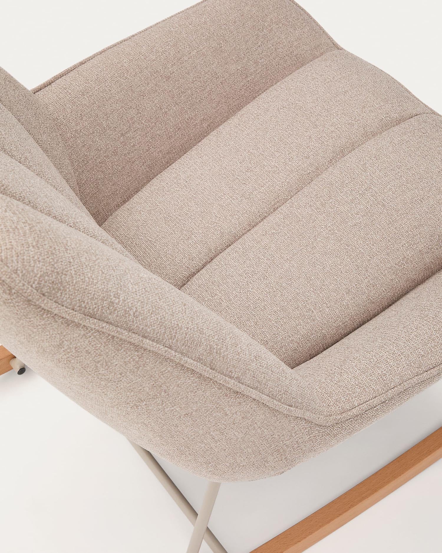 Der Schaukelstuhl Marlina vereint stilvollen Beigeton aus Chenille mit robustem, mattgrauem Metall und schafft eine entspannende Wohlfühloase.