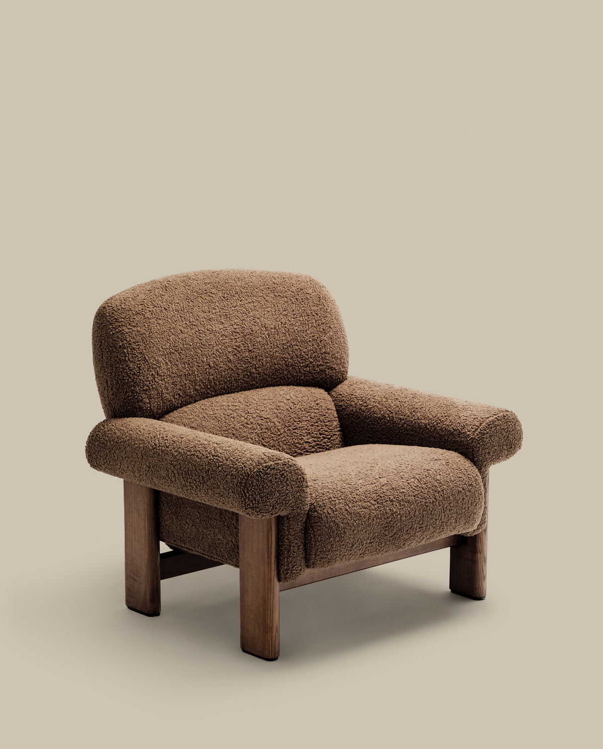 Sessel Nema aus taupefarbenem Bouclé und massivem Eschenholz mit natürlichem Finish FSC 100% in Taupe präsentiert im Onlineshop von KAQTU Design AG. Sessel ist von Kave Home
