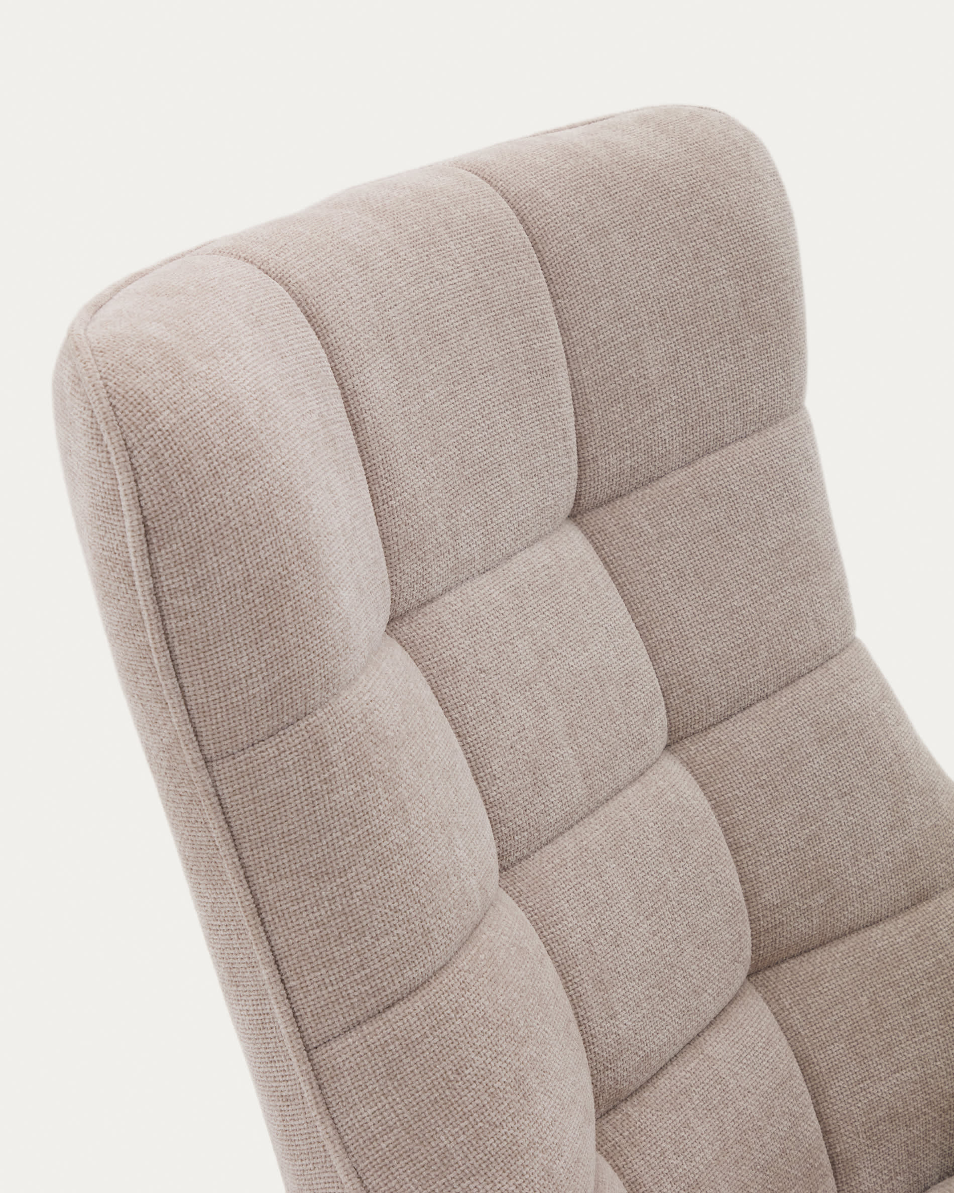 Drehbarer Sessel Teryl in elegantem Beige aus Chenille mit grauen Metallbeinen, FSC-zertifiziert für nachhaltigen Komfort und modernes Design.