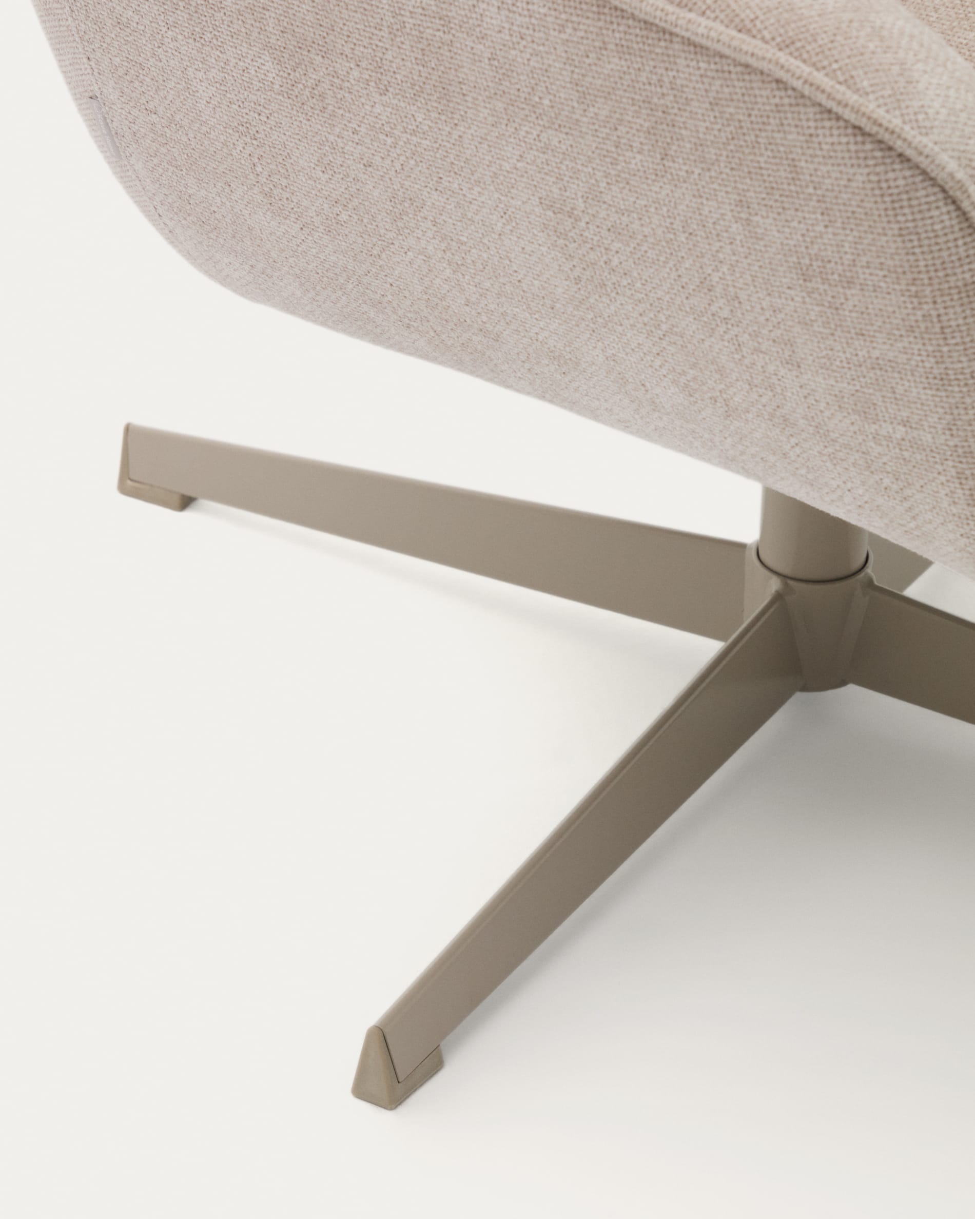 Drehbarer Sessel Teryl in stilvollem Beige aus hochwertiger Chenille, kombiniert mit robusten grauen Metallbeinen. Nachhaltig und modern.