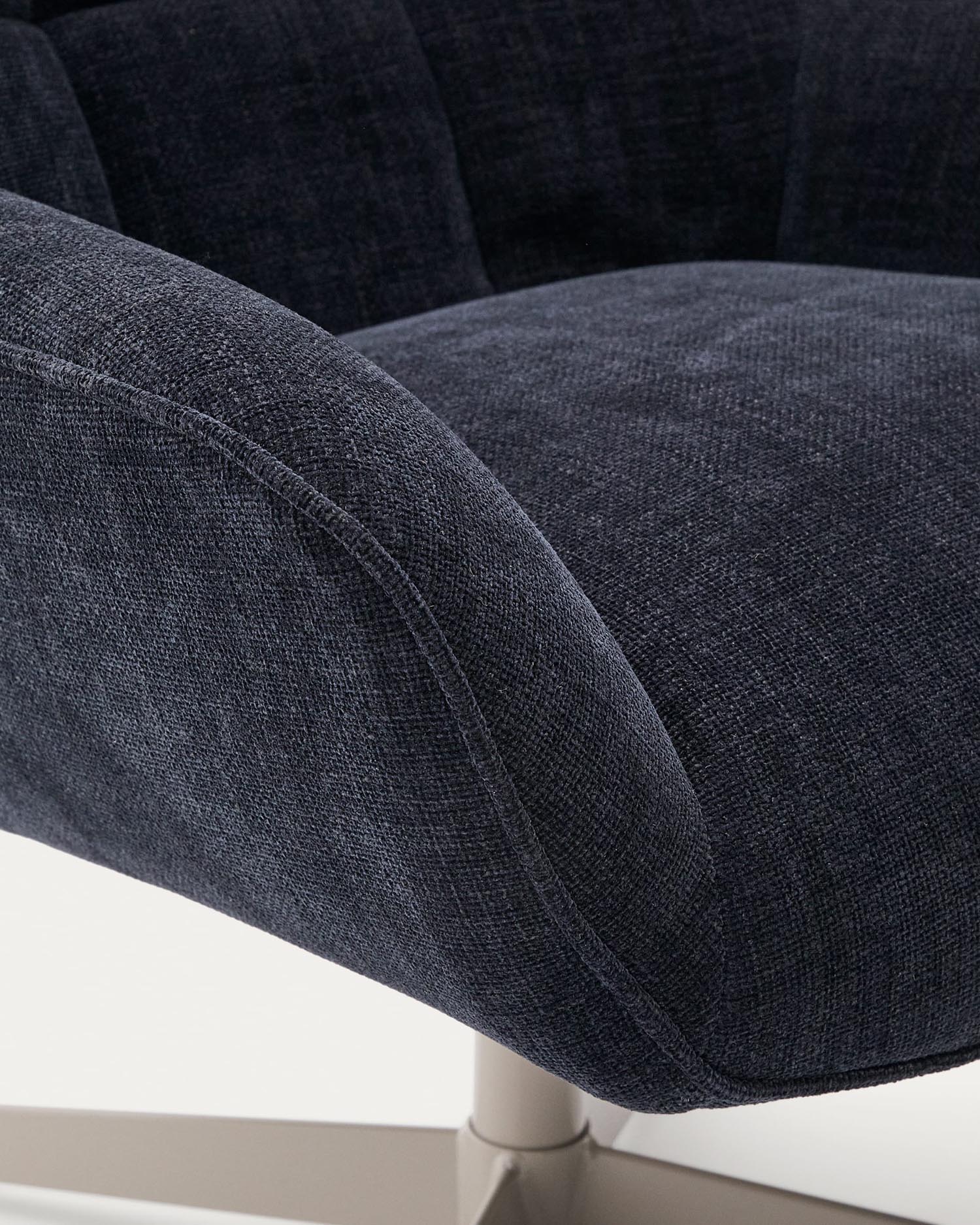 Erleben Sie den Sessel Teryl: Elegante blaue Chenille, stabile graue Metallbeine, nachhaltig produziert – der perfekte Akzent für Ihr Zuhause.