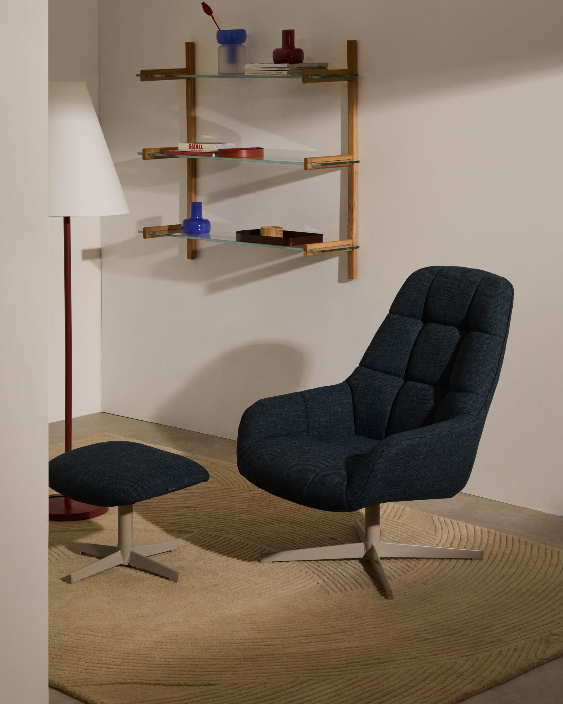 Eleganter Drehsessel Jaspe in Blau mit grauer Polsterung, Metallgestell und FSC-Zertifikat, ideal für moderne Wohnräume.