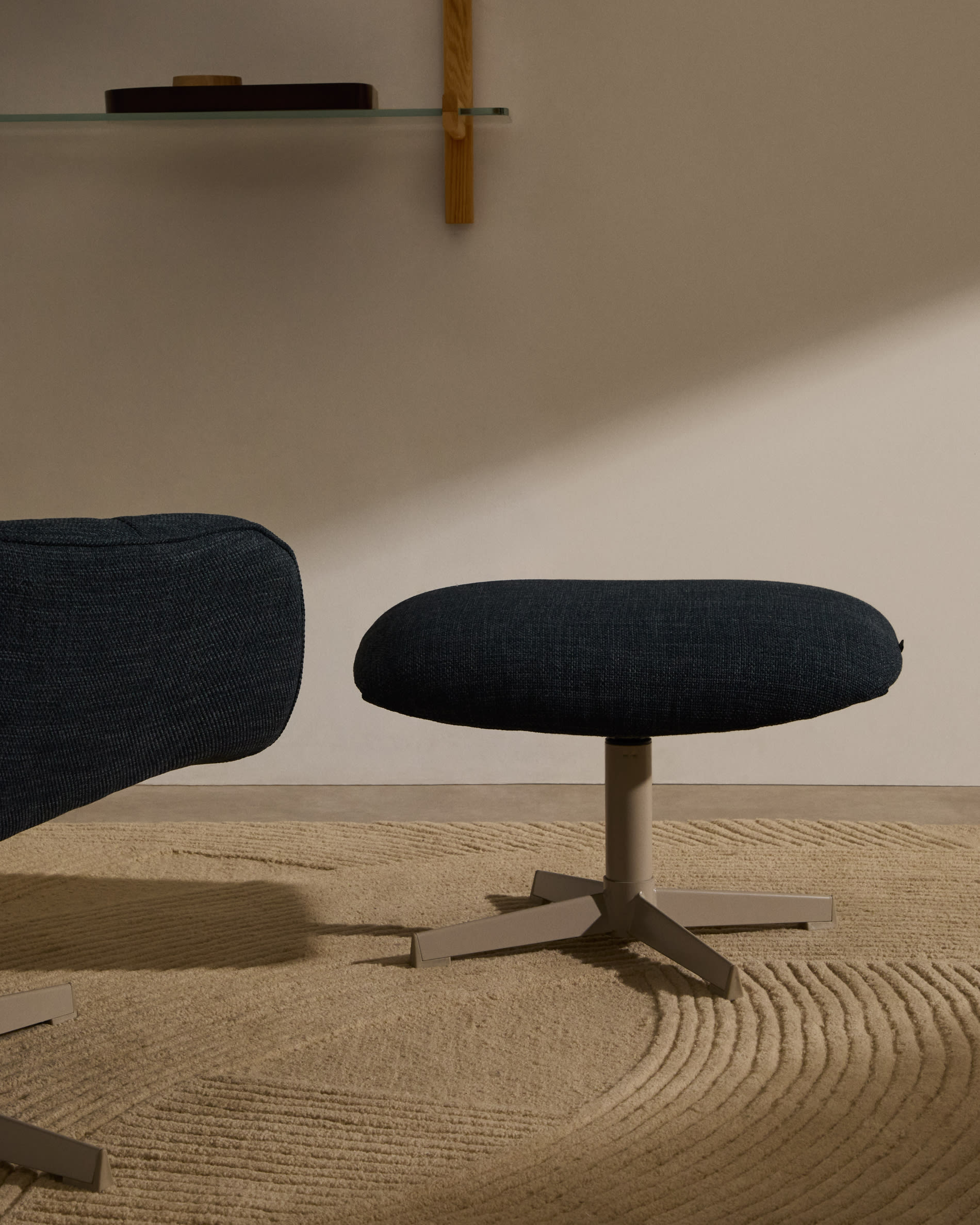 Moderner Drehsessel Jaspe in Blau mit grauer Oberfläche, robustem Metallgestell und FSC 100% Zertifikat, perfekt für stilvolle Räume.