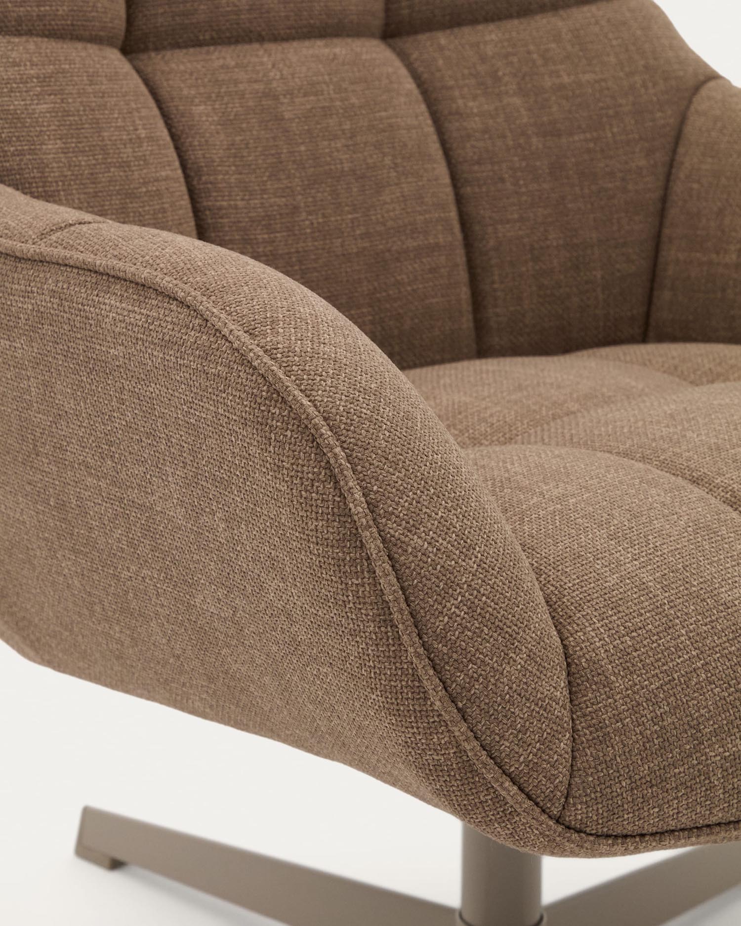 Eleganter Drehsessel Jaspe in hellbraunem Stoff und grauem Metall. Ideal für stilvolle Wohnräume, nachhaltig aus FSC-zertifiziertem Holz.