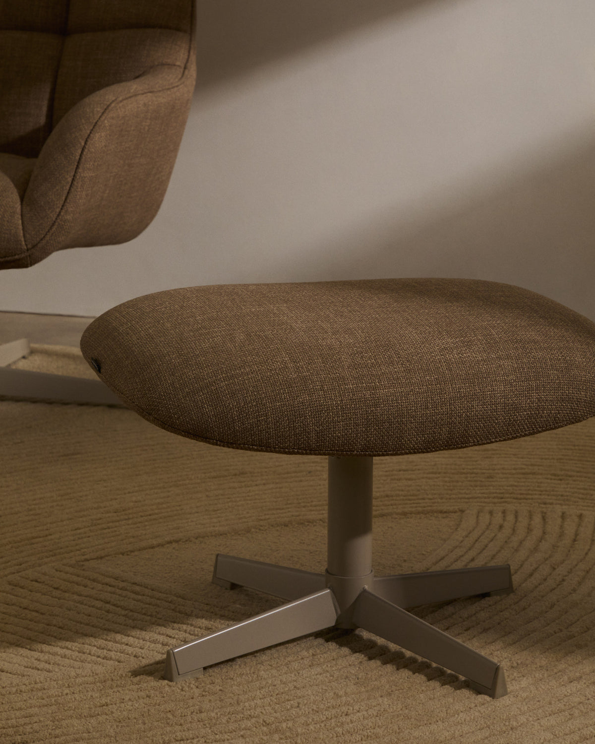 Drehsessel Jaspe hellbraun und Metall mit grauer Oberfläche FSC 100% in Braun präsentiert im Onlineshop von KAQTU Design AG. Drehsessel ist von Kave Home
