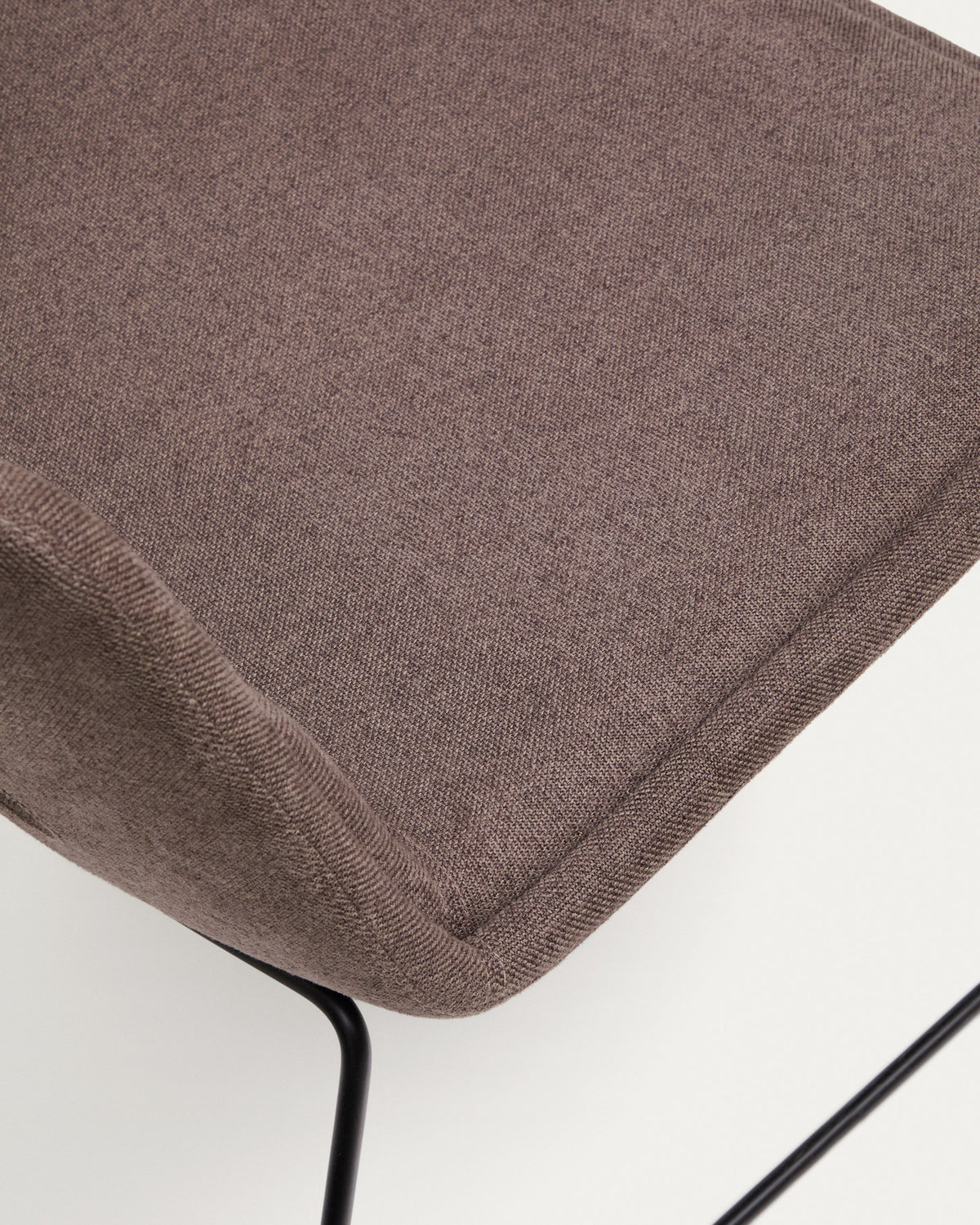 Sessel Zahara aus braunem Stahl mit schwarzem Finish FSC 100% in Hellbraun präsentiert im Onlineshop von KAQTU Design AG. Sessel ist von Kave Home