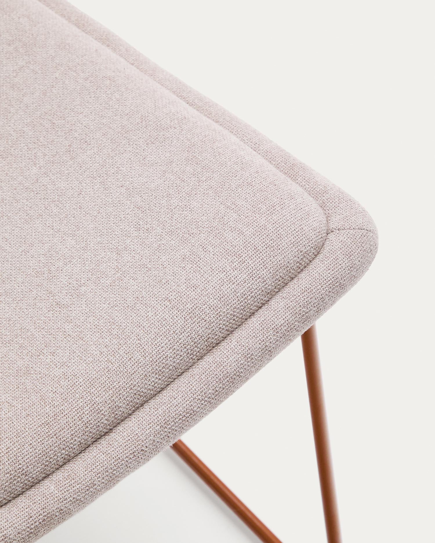 Erleben Sie den stilvollen Sessel Zahara in Beige, ausgestattet mit stabilen Stahlbeinen und einem modernen Terrakotta-Finish – perfekt für jedes Interieur!