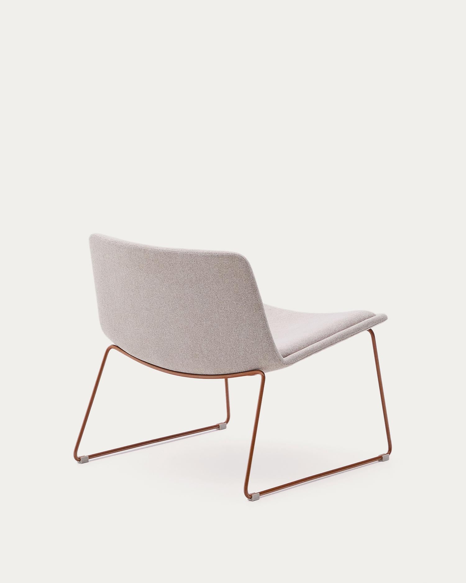 Erleben Sie den stilvollen Sessel Zahara in Beige, ausgestattet mit stabilen Stahlbeinen und einem modernen Terrakotta-Finish – perfekt für jedes Interieur!