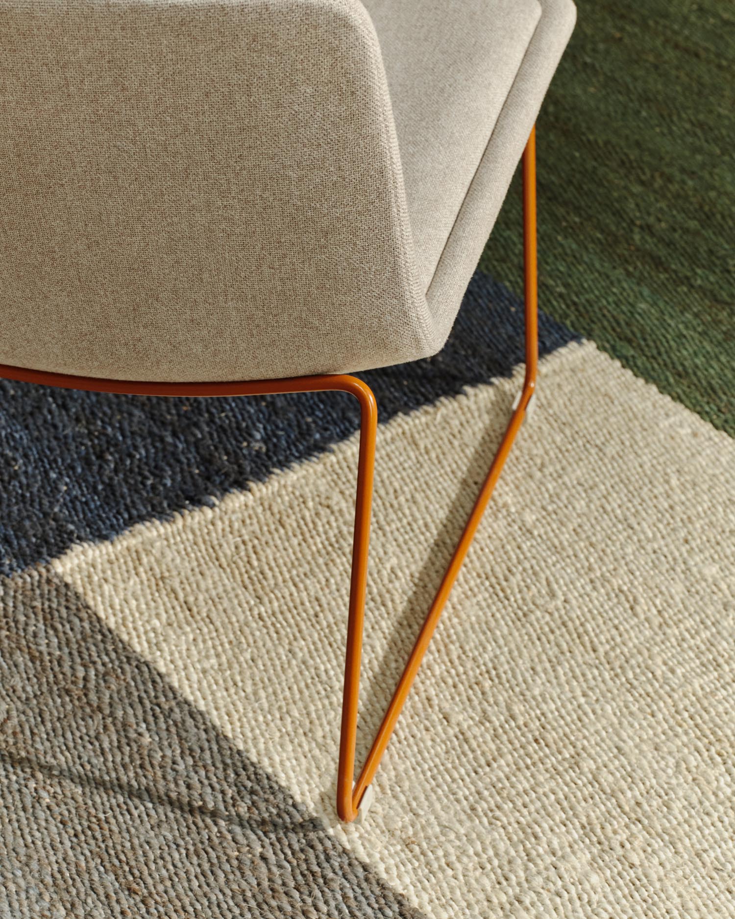 Entdecken Sie den eleganten Sessel Zahara in Beige mit robusten Stahlbeinen und stilvollem Terrakotta-Finish – ideal für jeden Raum!