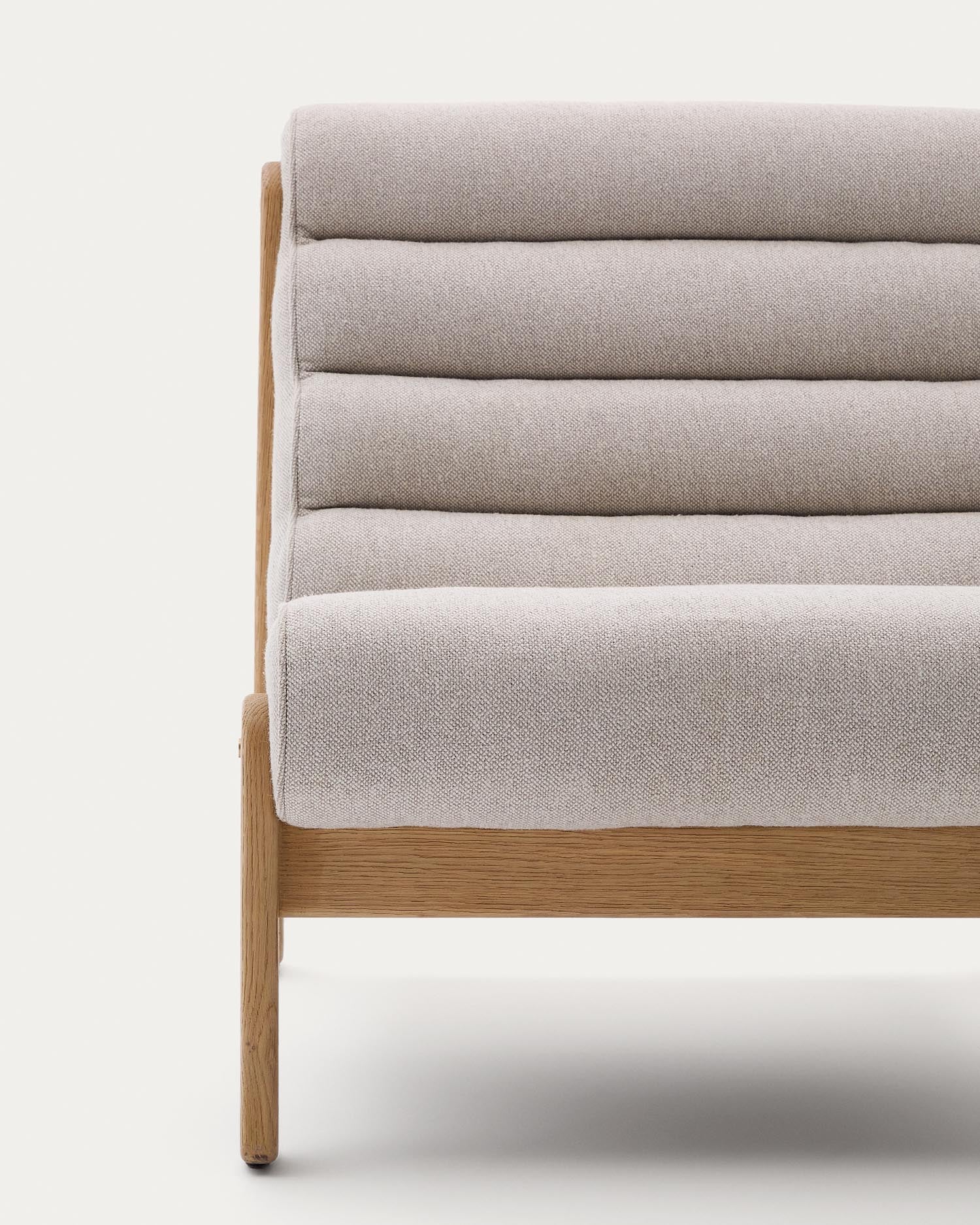 Erleben Sie den Sessel Magira in Beige, gefertigt aus hochwertigem Eichenholz. Ein elegantes Design, das Komfort und Stil harmonisch vereint.