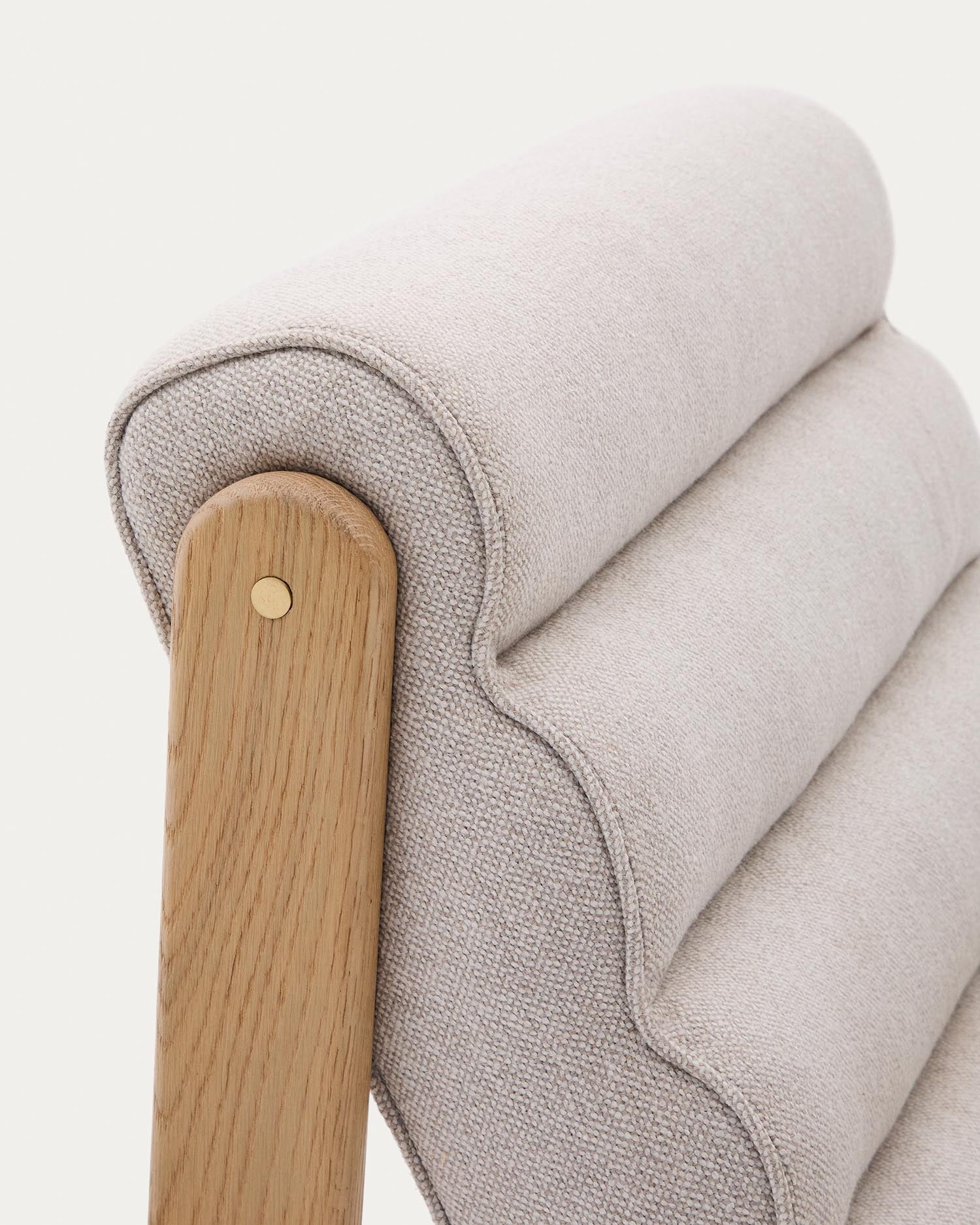 Entdecken Sie den stilvollen Sessel Magira in Beige aus massivem Eichenholz. Hochwertige Verarbeitung und ergonomischer Komfort für Ihr Zuhause.