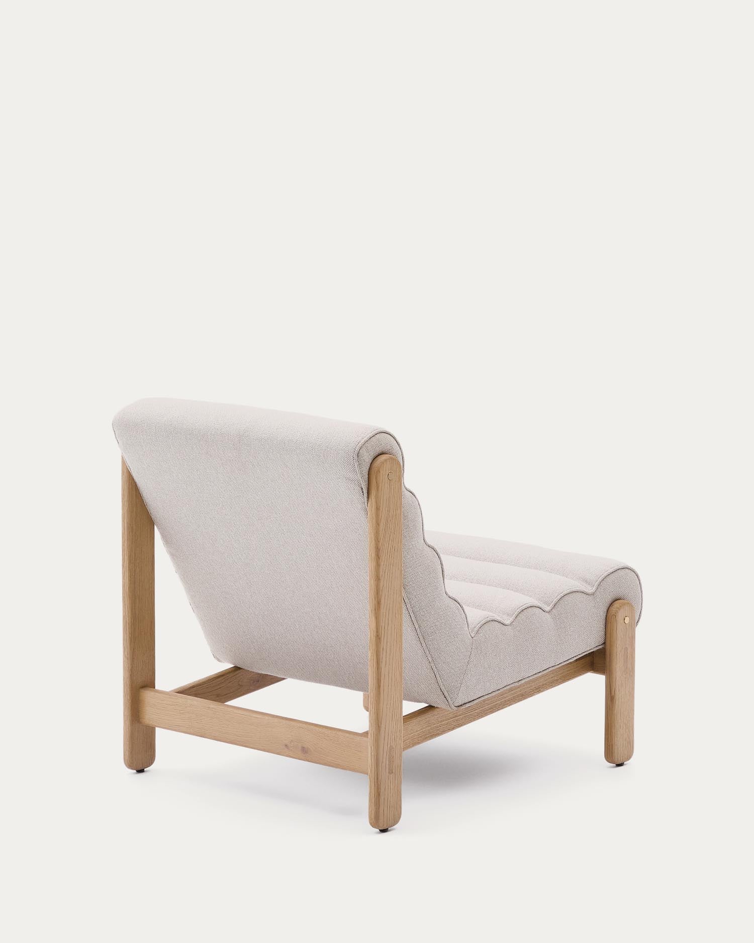Erleben Sie den Sessel Magira in stilvollem Beige, aus robustem Eichenholz gefertigt. Ein elegantes Möbelstück, das Komfort und Design vereint.