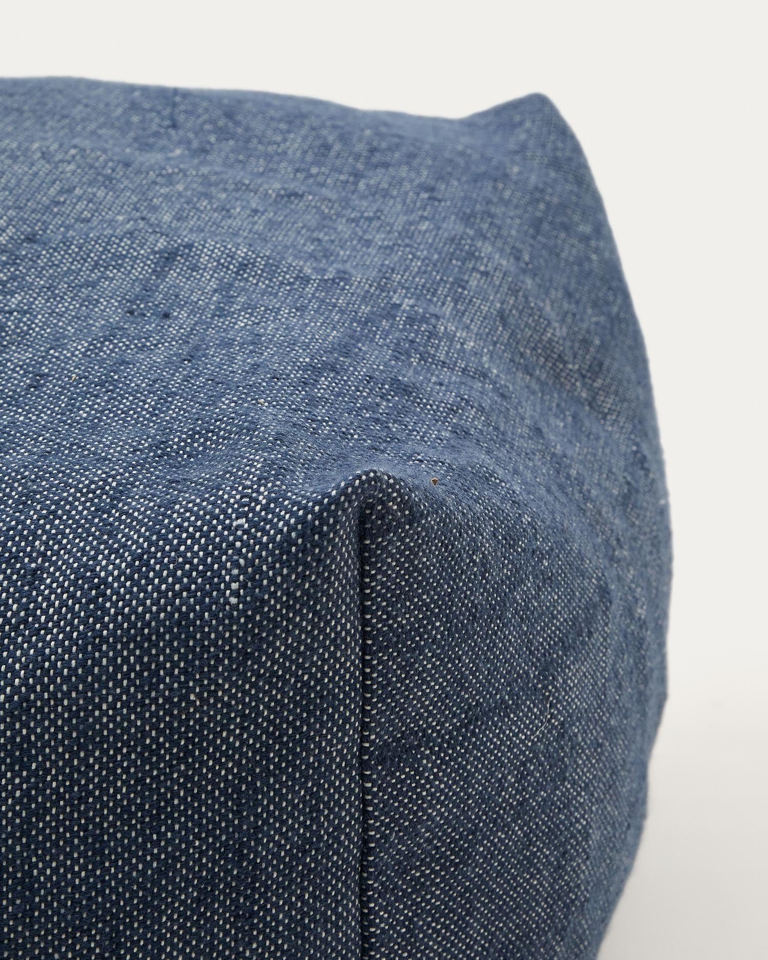 Erlebe den Vedell Pouf von Kave Home: Umweltfreundlich, stilvolles Design in Blau, perfekt für drinnen und draußen, kompakt und bequem.