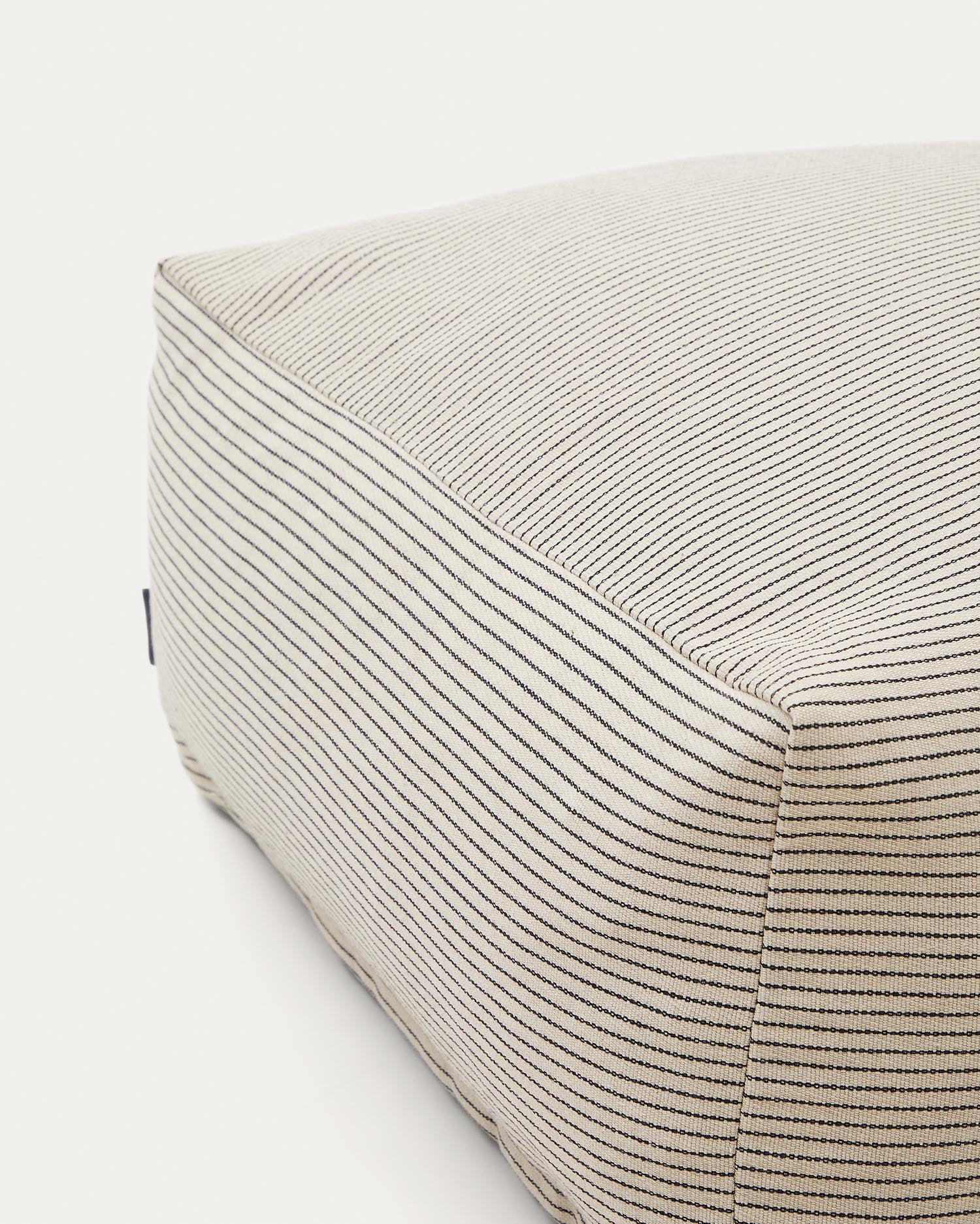 Eleganter Sitzsack Famara mit eierschalenfarbenen Streifen, nachhaltig aus recycelten Stoffen, pflegeleicht und mit abnehmbarem Bezug, 60 x 60 x 40 cm.