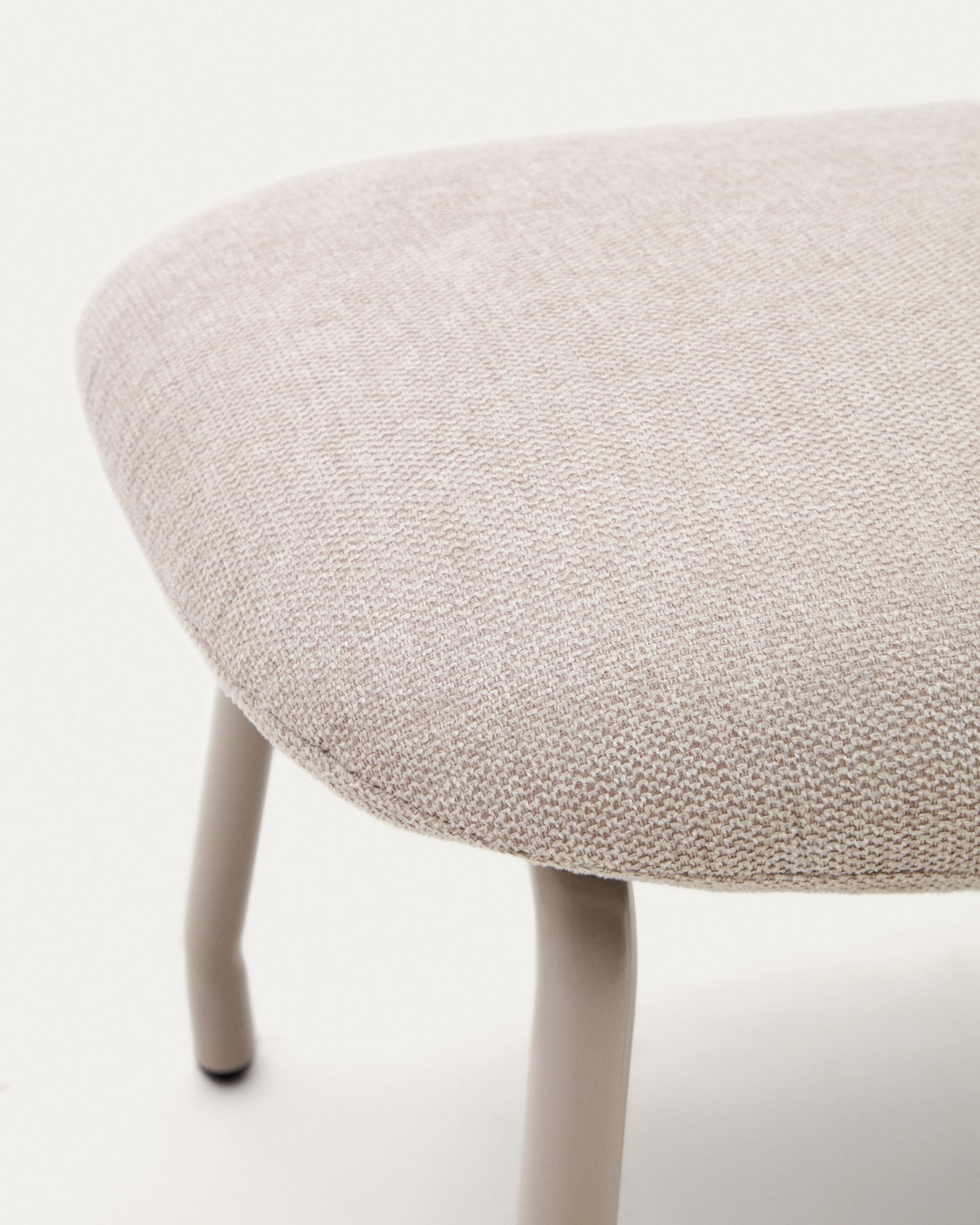 Belina Fussstütze aus beiger Chenille und Stahl mit beigem Finish FSC 100% in Beige präsentiert im Onlineshop von KAQTU Design AG. Hocker ist von Kave Home