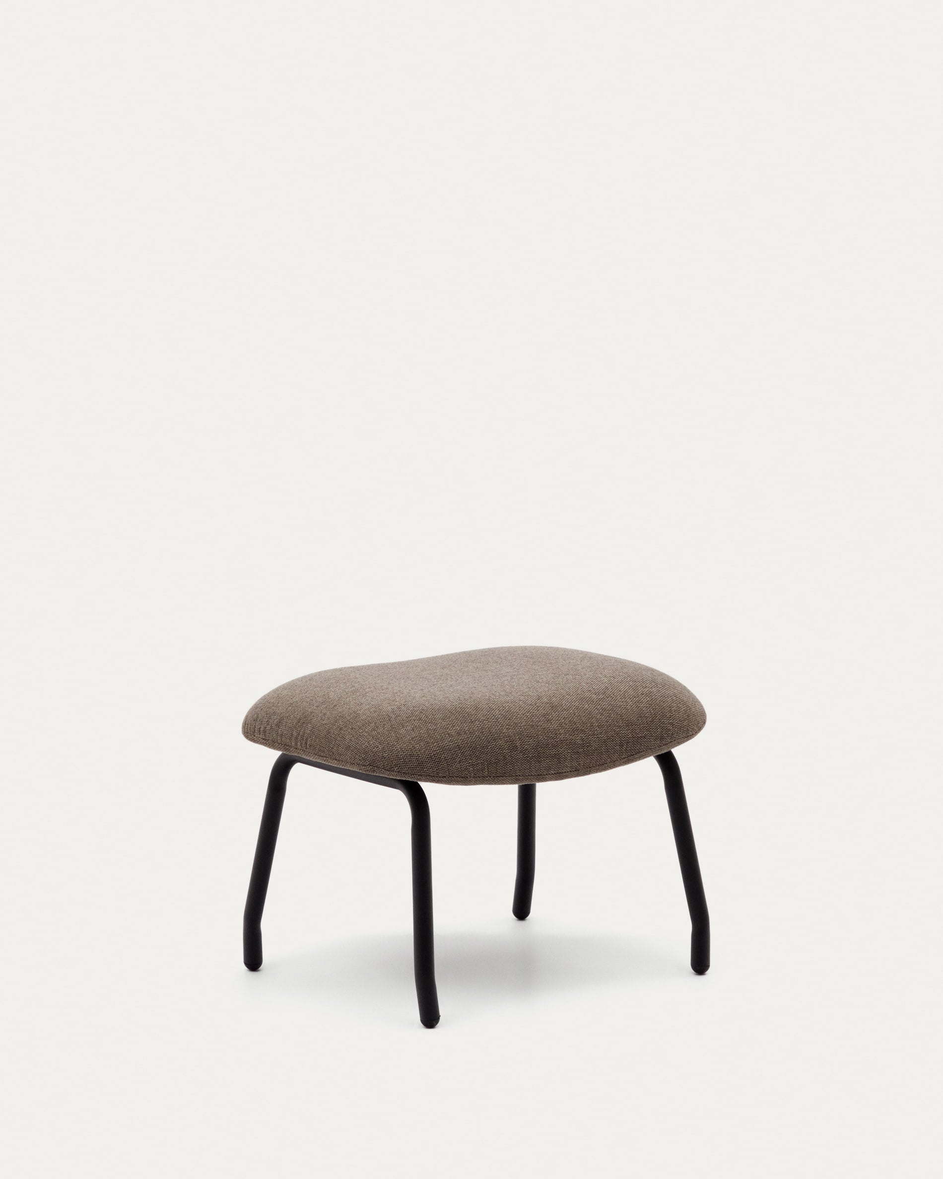 3D-Modell der Belina Fussstütze: Hellbraune Chenille-Polsterung, Stahlrahmen mit schwarzem Finish, stilvoll und komfortabel.