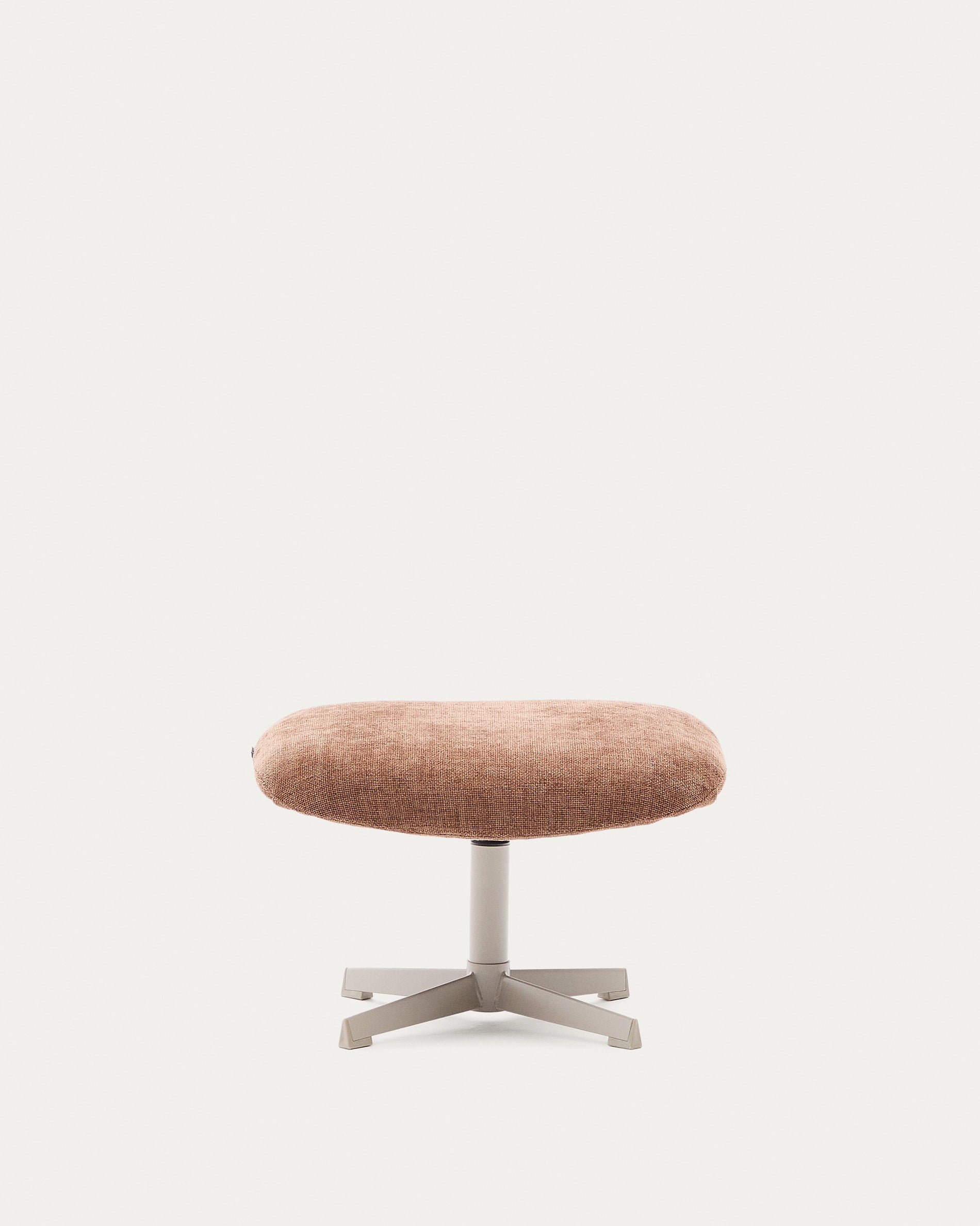 Die Teryl Fussstütze vereint hellbraune Chenille mit grauem Metall für modernen Komfort und nachhaltigen Stil.