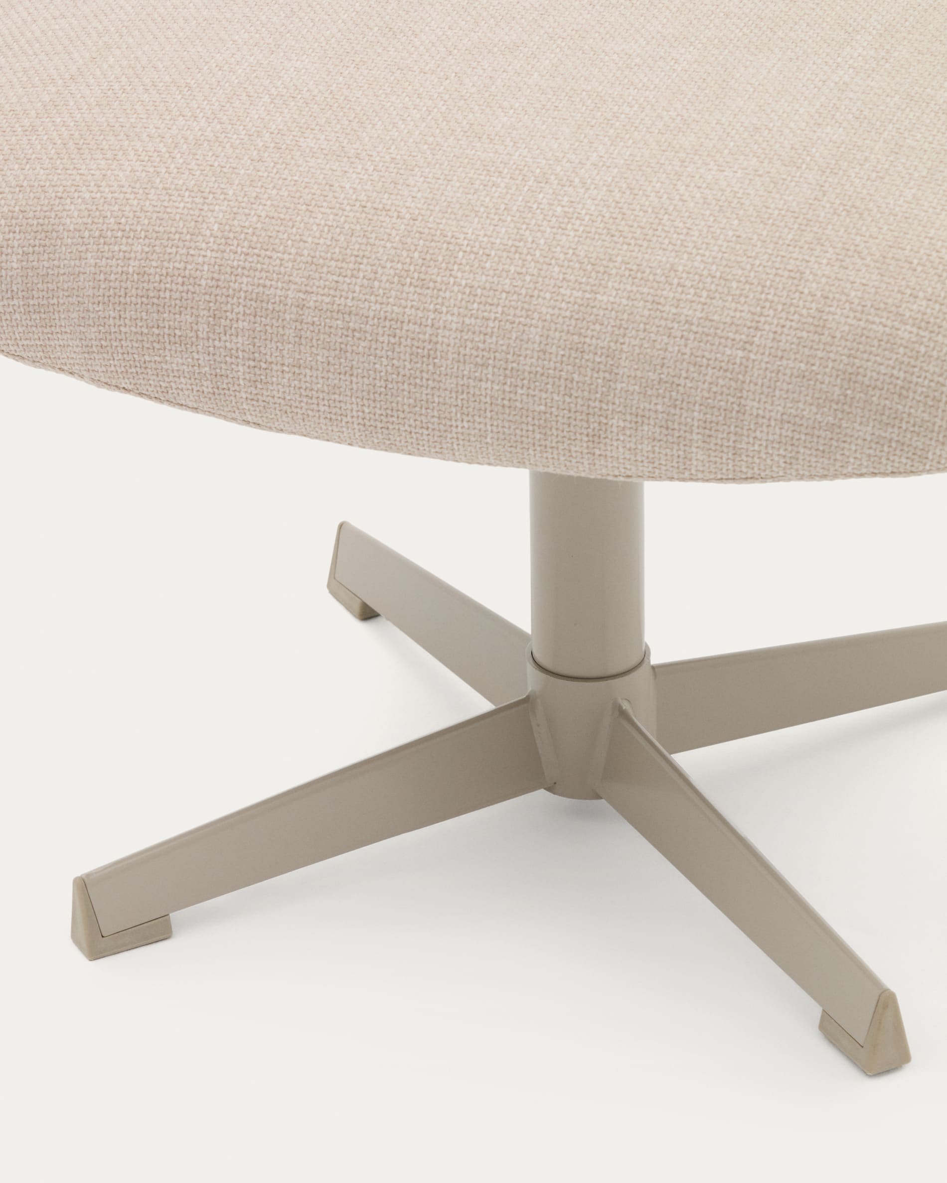 Elegante Fussstütze Teryl aus beigem Chenille und grauem Metall, vereint Komfort und modernes Design für Ihr Zuhause.