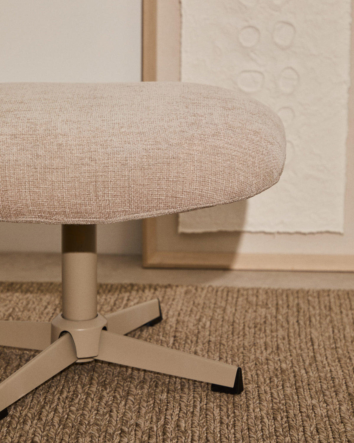 Fussstütze Teryl aus beigefarbener Chenille und Metall mit grauer Oberfläche FSC 100% in Beige präsentiert im Onlineshop von KAQTU Design AG. Ottoman ist von Kave Home