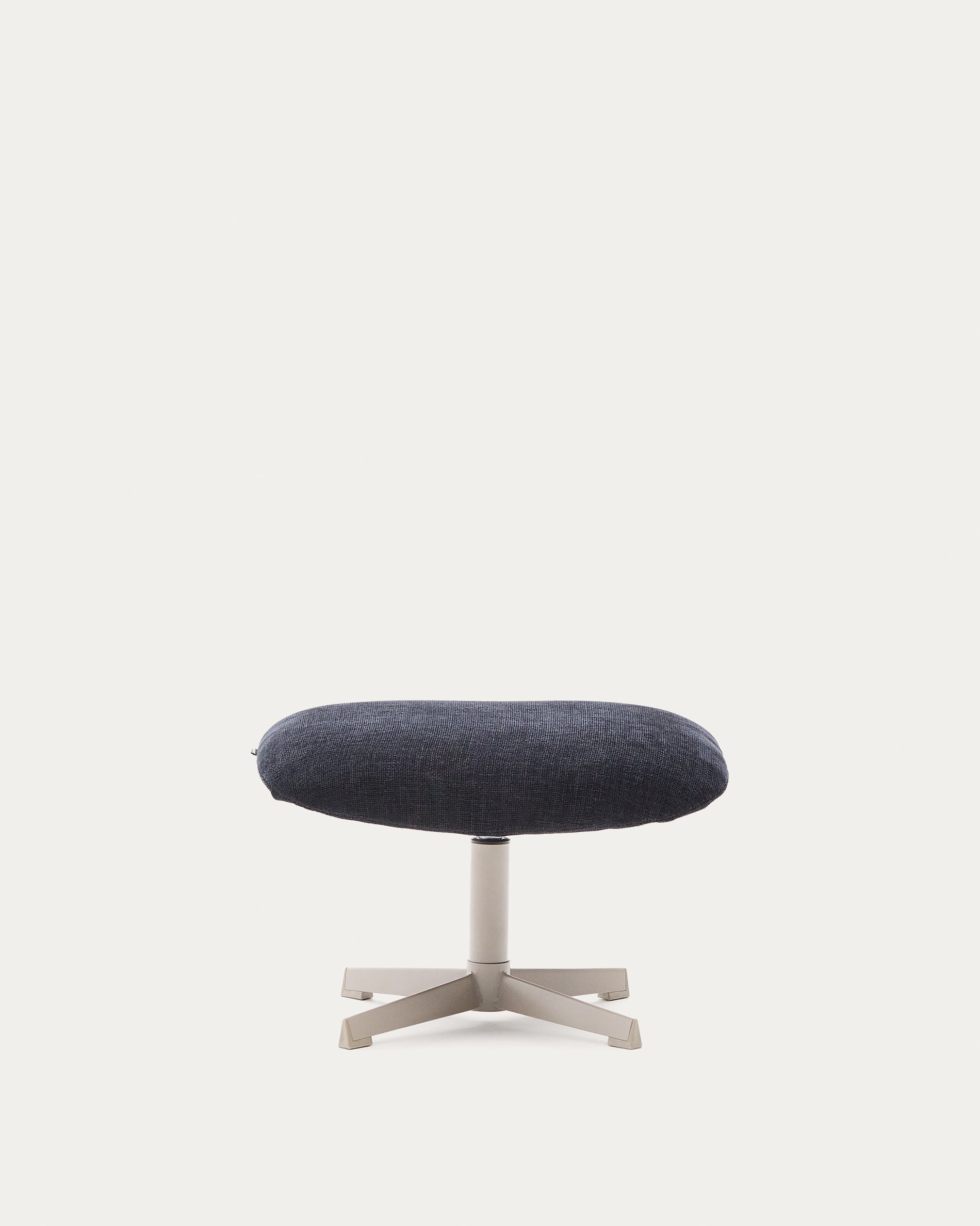 Die blaue Chenille-Fussstütze Teryl von Kave Home vereint modernes Design mit nachhaltigen Materialien und vielseitiger Funktionalität.
