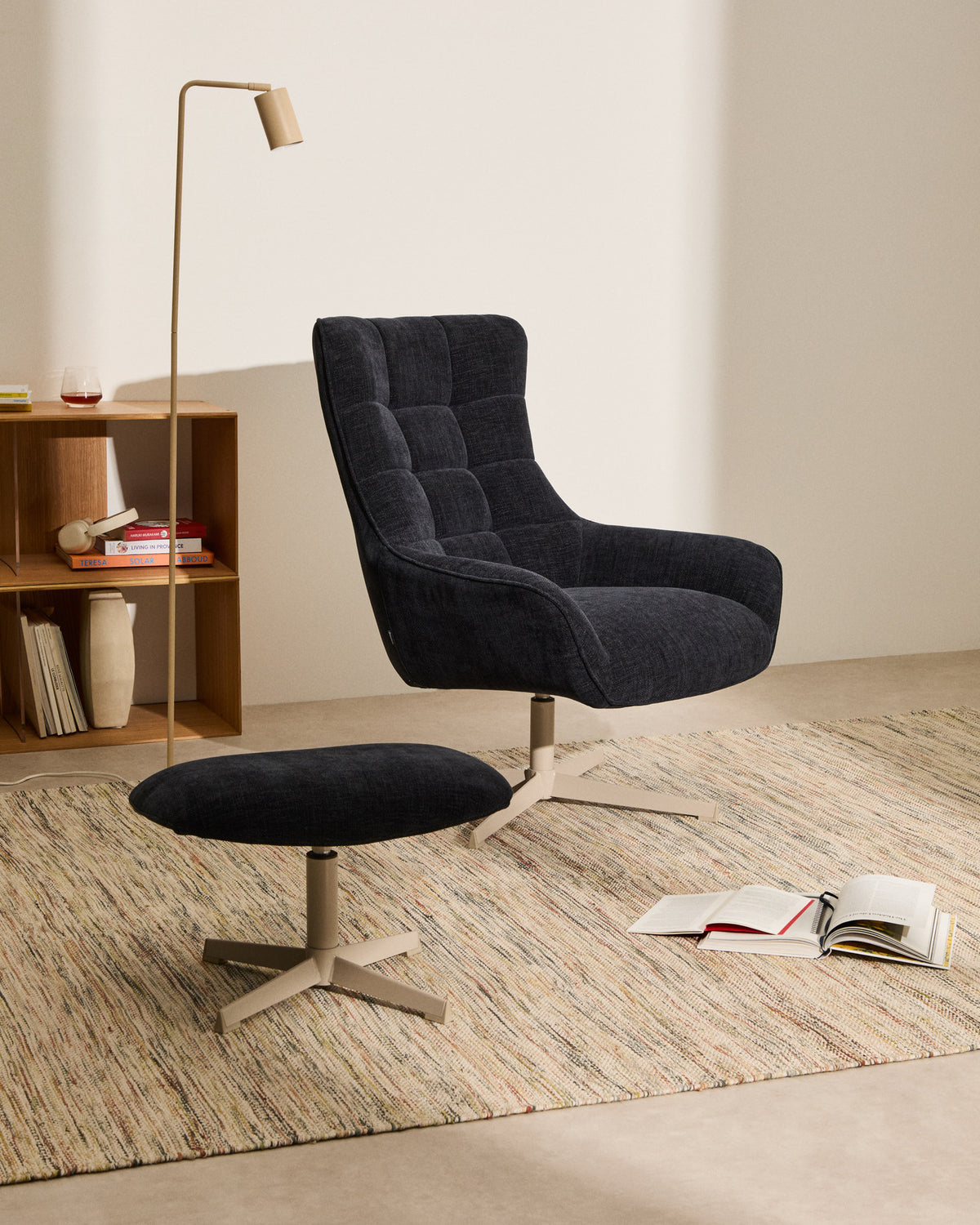 Fussstütze Teryl aus blauer Chenille und Metall mit grauer Oberfläche FSC 100% in Dunkelblau präsentiert im Onlineshop von KAQTU Design AG. Ottoman ist von Kave Home