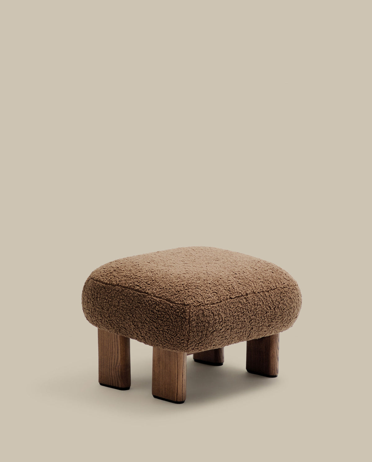 Fussstütze Nema mit taupefarbenem Bouclé Beine massives Eschenholz mit Walnuss-Finish 65x55,4cm FSC 100% in Taupe präsentiert im Onlineshop von KAQTU Design AG. Ottoman ist von Kave Home