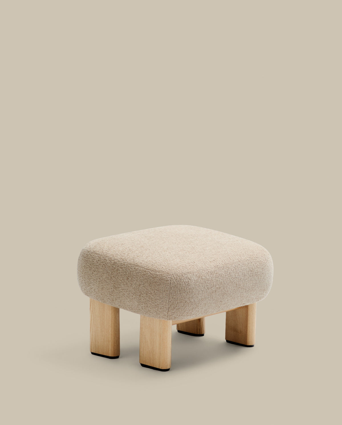 Fussstütze Nema Chenille beige und Beine aus massivem Eschenholz natürliches Finish 65x55,4cm FSC 100% in Beige präsentiert im Onlineshop von KAQTU Design AG. Ottoman ist von Kave Home