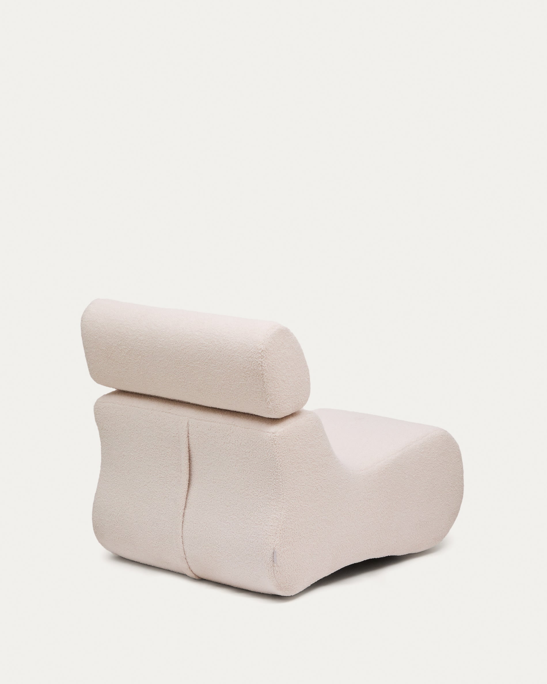 Eleganter Sessel Club von Kave Home in ecrufarbenem Bouclé, vereint stilvolles Design mit optimalem Komfort für Ihr Zuhause.