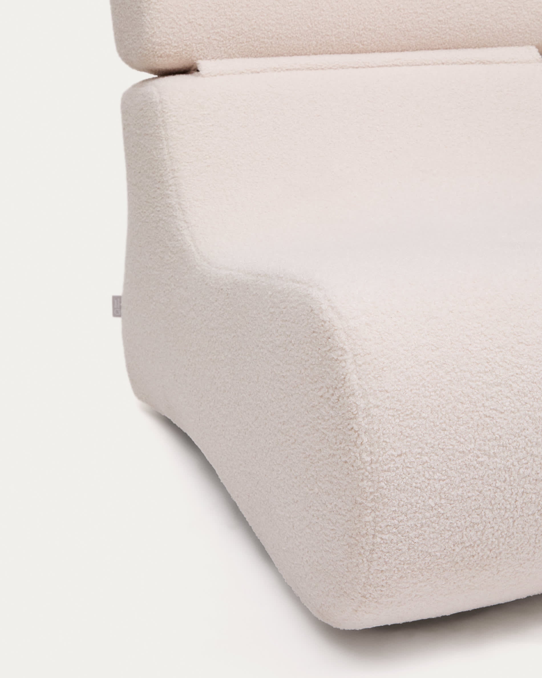 Entdecken Sie den Sessel Club von Kave Home: ecrufarbenes Bouclé, modernes Design und hervorragender Komfort für stilvolle Wohnräume.