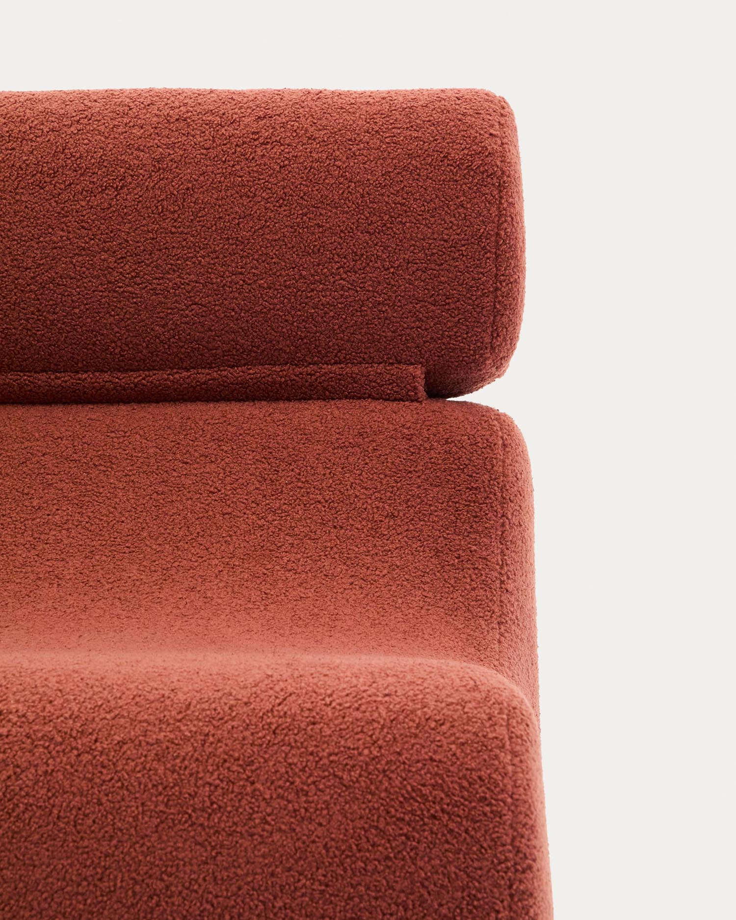 Eleganter Sessel Club von Kave Home in warmem terrakotta Bouclé, ideal für stilvolle Wohnräume und höchsten Sitzkomfort.