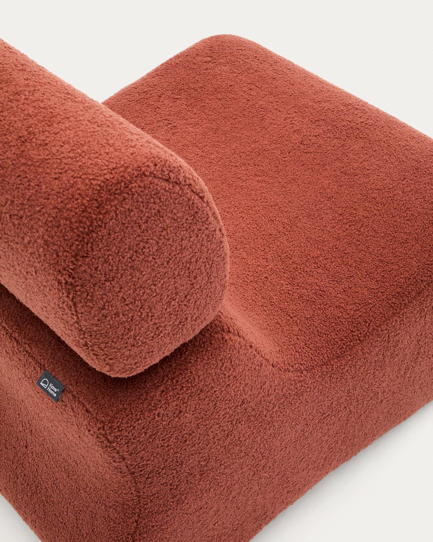 Moderner Sessel Club von Kave Home in terrakottafarbenem Bouclé, vereint Komfort und Stil für Ihr Zuhause. Perfekt für jeden Einrichtungsstil.