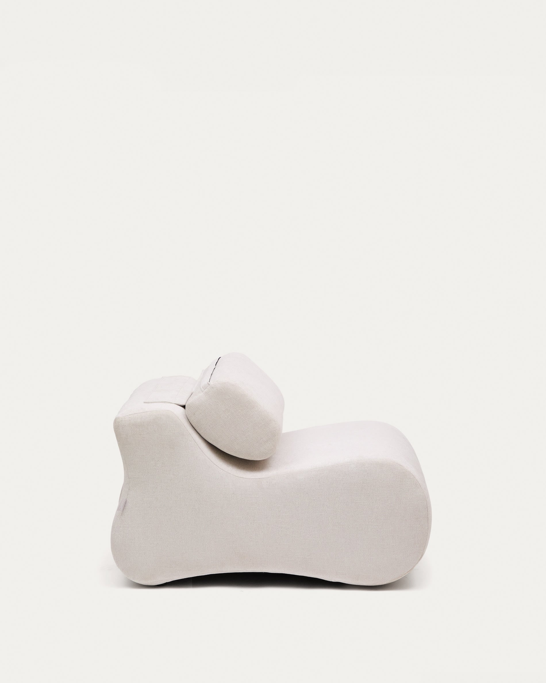 Eleganter Club-Sessel aus perlmuttfarbener Chenille von Kave Home, ideal für stilvolle und komfortable Wohnräume.