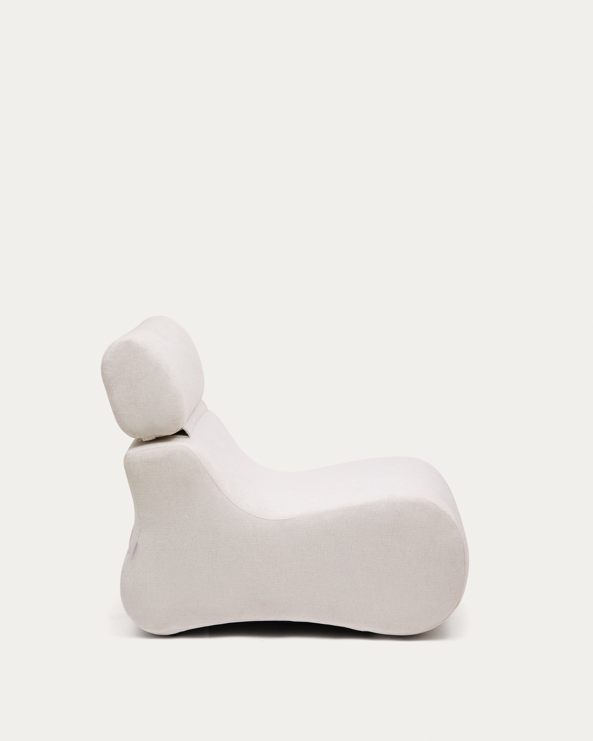 Moderner Sessel Club von Kave Home in perlmuttfarbener Chenille, vereint Komfort und Stil für Ihr Zuhause.