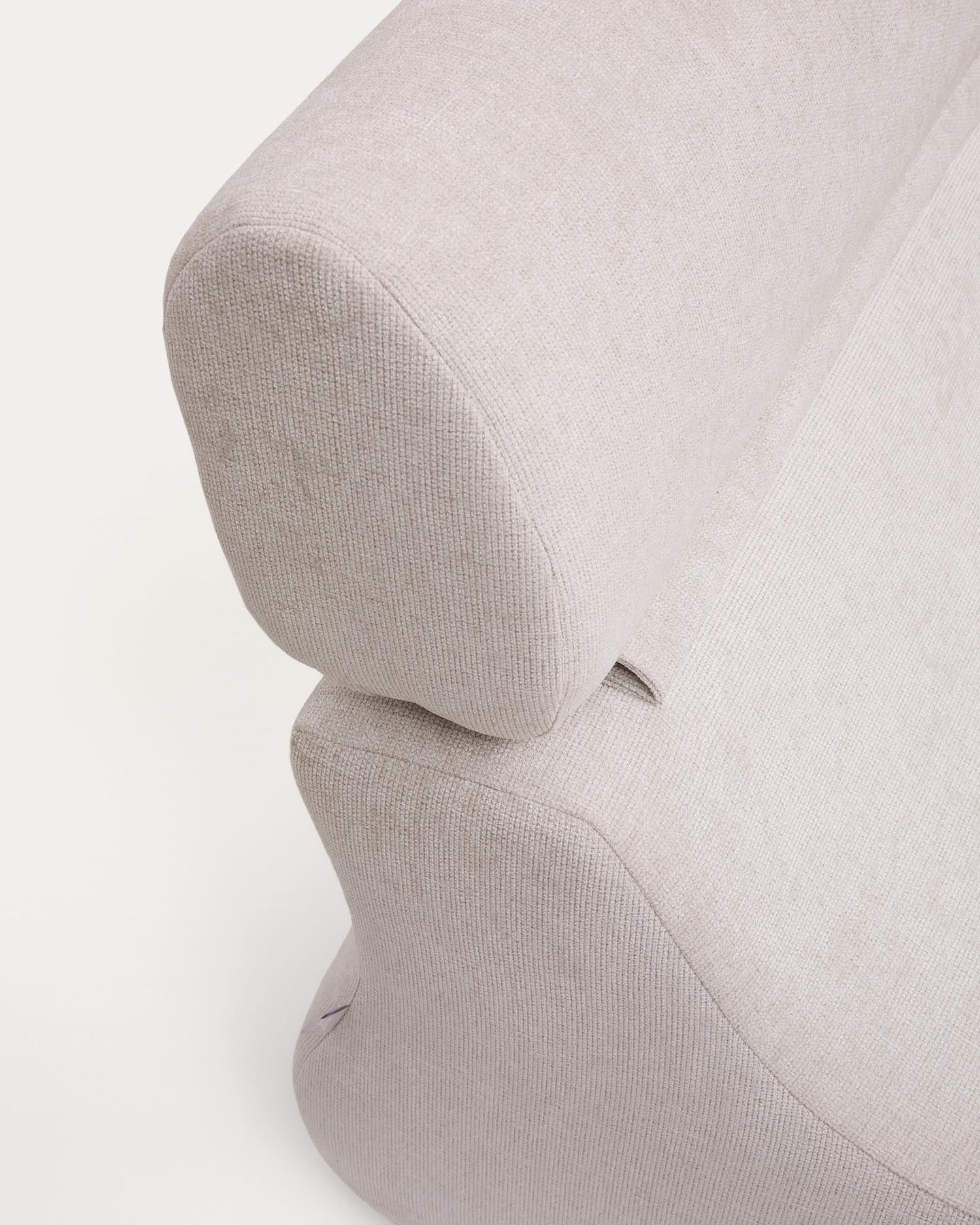 Eleganter Sessel Club von Kave Home in perlmuttfarbener Chenille, vereint modernen Stil und höchsten Komfort für Ihr Zuhause.