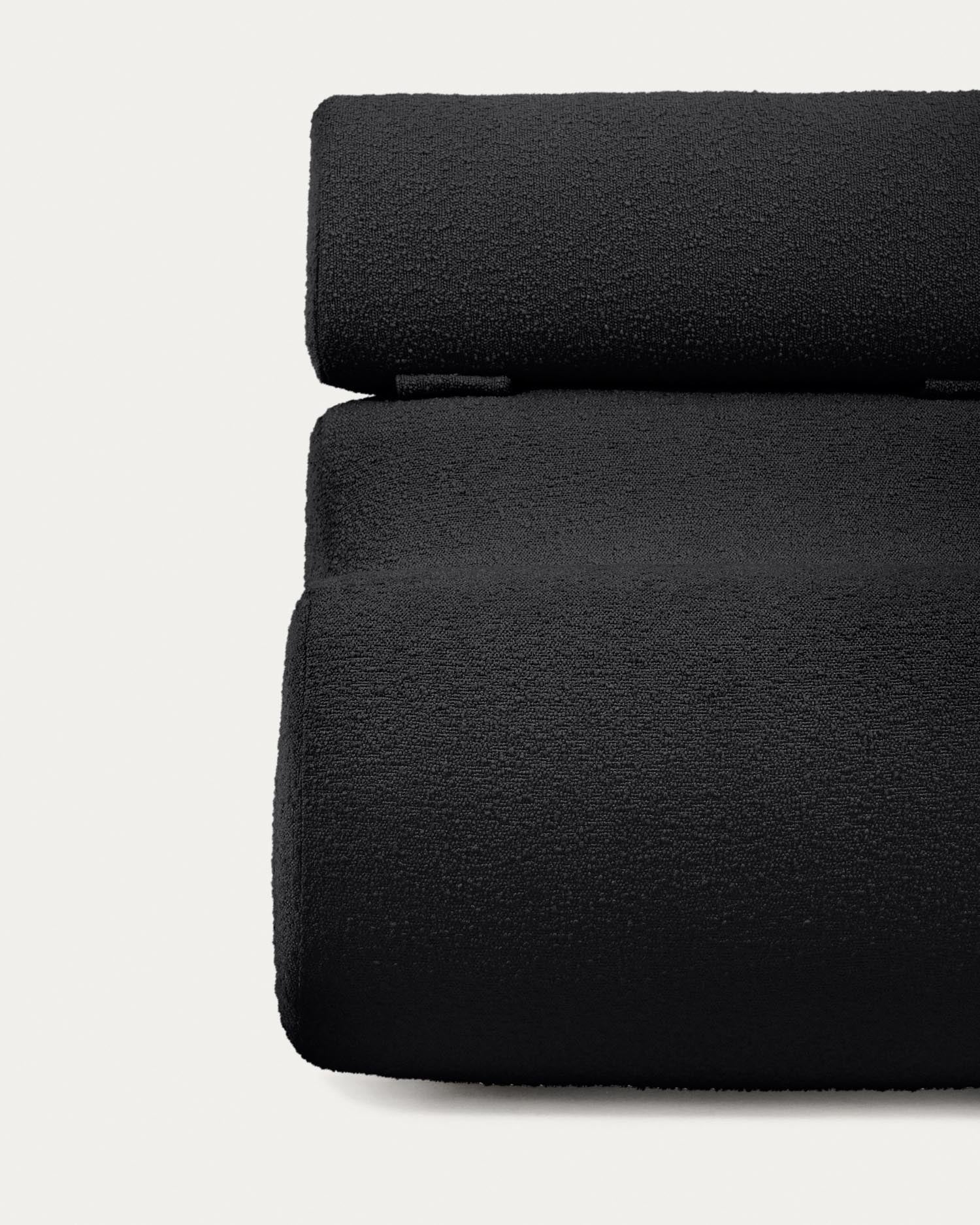 Eleganter Sessel Club von Kave Home in luxuriösem schwarzem Bouclé-Stoff, vereint Stil und Komfort für jedes Zuhause.