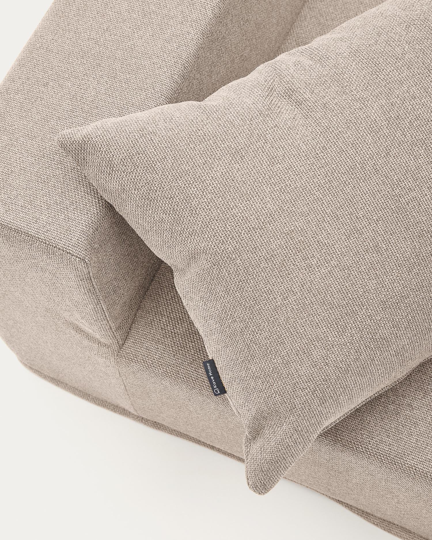 Entdecken Sie den vielseitigen Pouf Schlafsofa Arty in Beige: Stilvolles Design, das als bequeme Sitzgelegenheit und praktisches Gästebett fungiert.