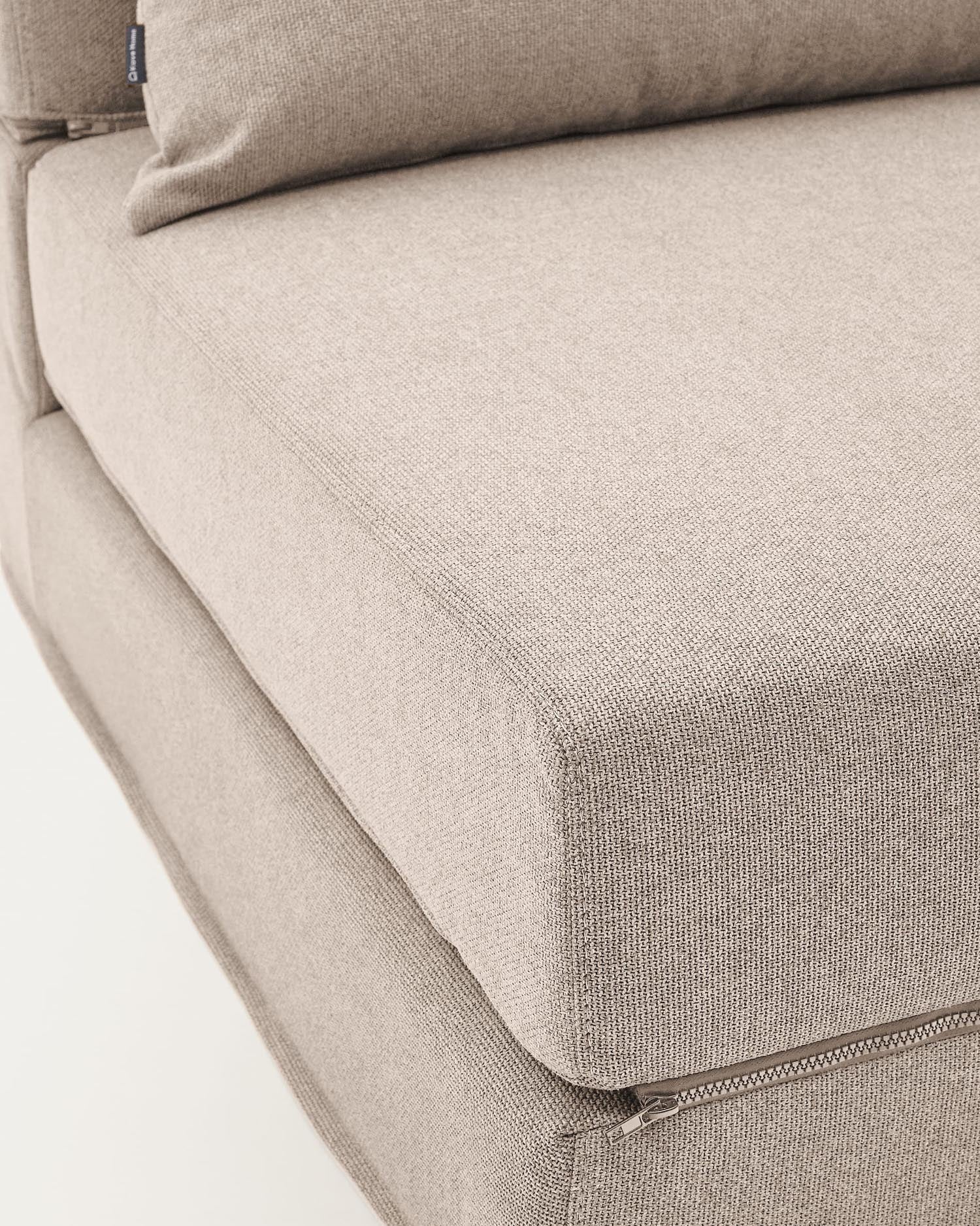 Der Pouf Schlafsofa Arty in Beige vereint elegantes Design mit Funktionalität. Ideal als Sitzmöbel oder Gästebett für kleine Räume.