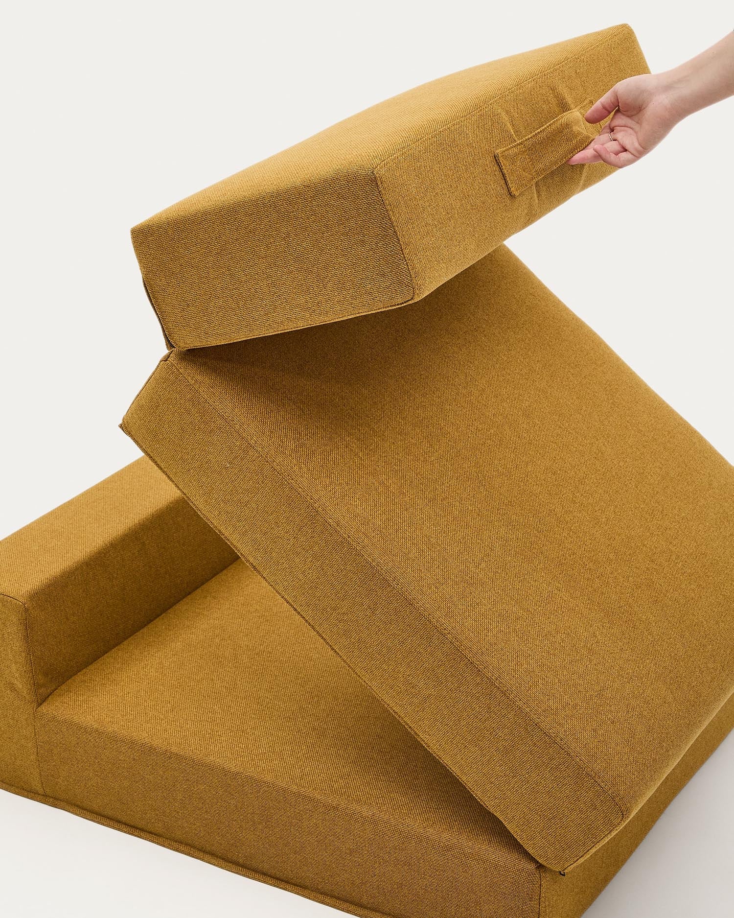 Erleben Sie den Pouf Schlafsofa Arty in Senf (70x89/200 cm) von Kave Home – ein elegantes, multifunktionales Möbelstück für Ihr Zuhause!