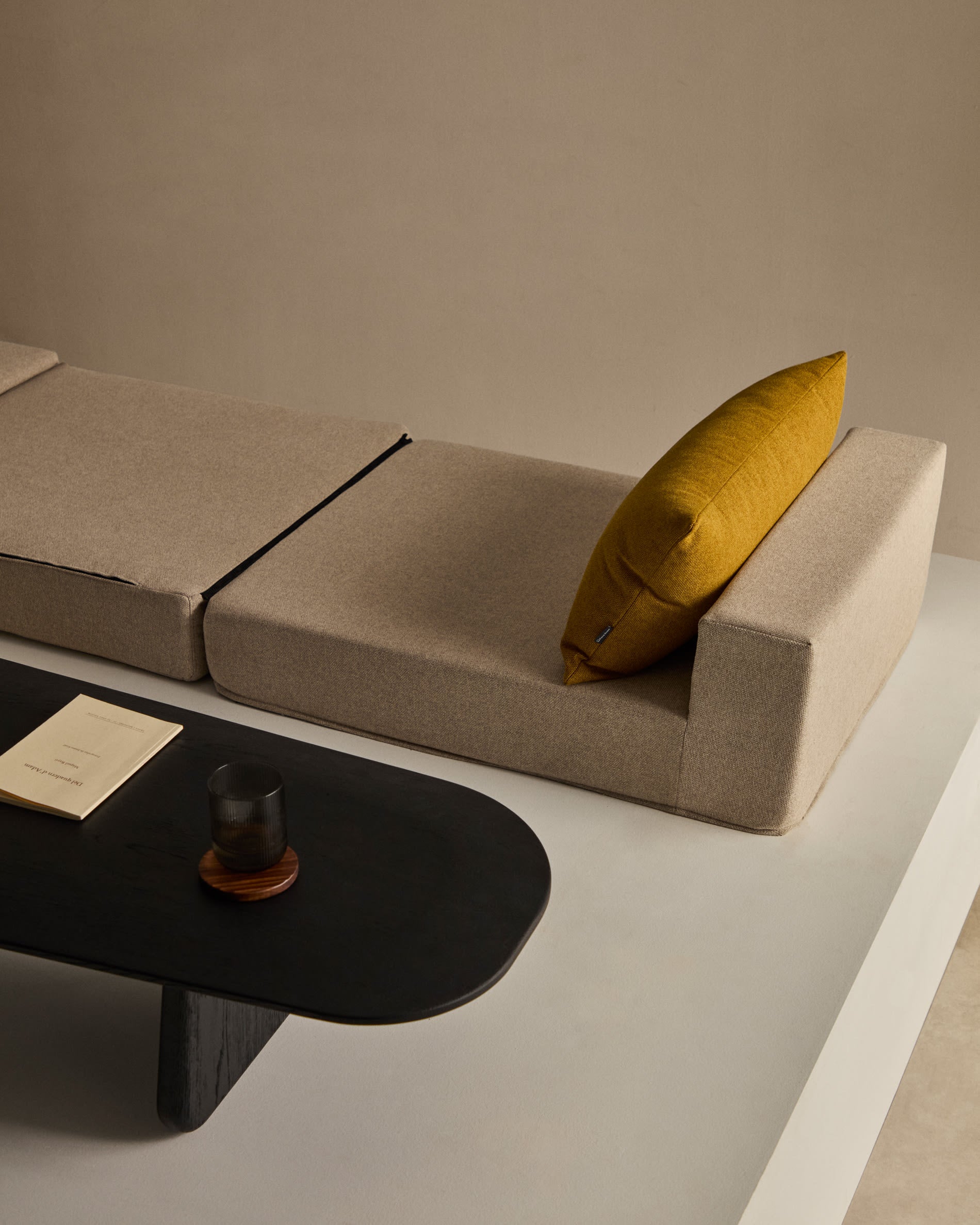 Das Arty Schlafsofa von Kave Home in Senfgelb, 70x89(200)cm, kombiniert modernes Design mit praktischer Funktionalität.