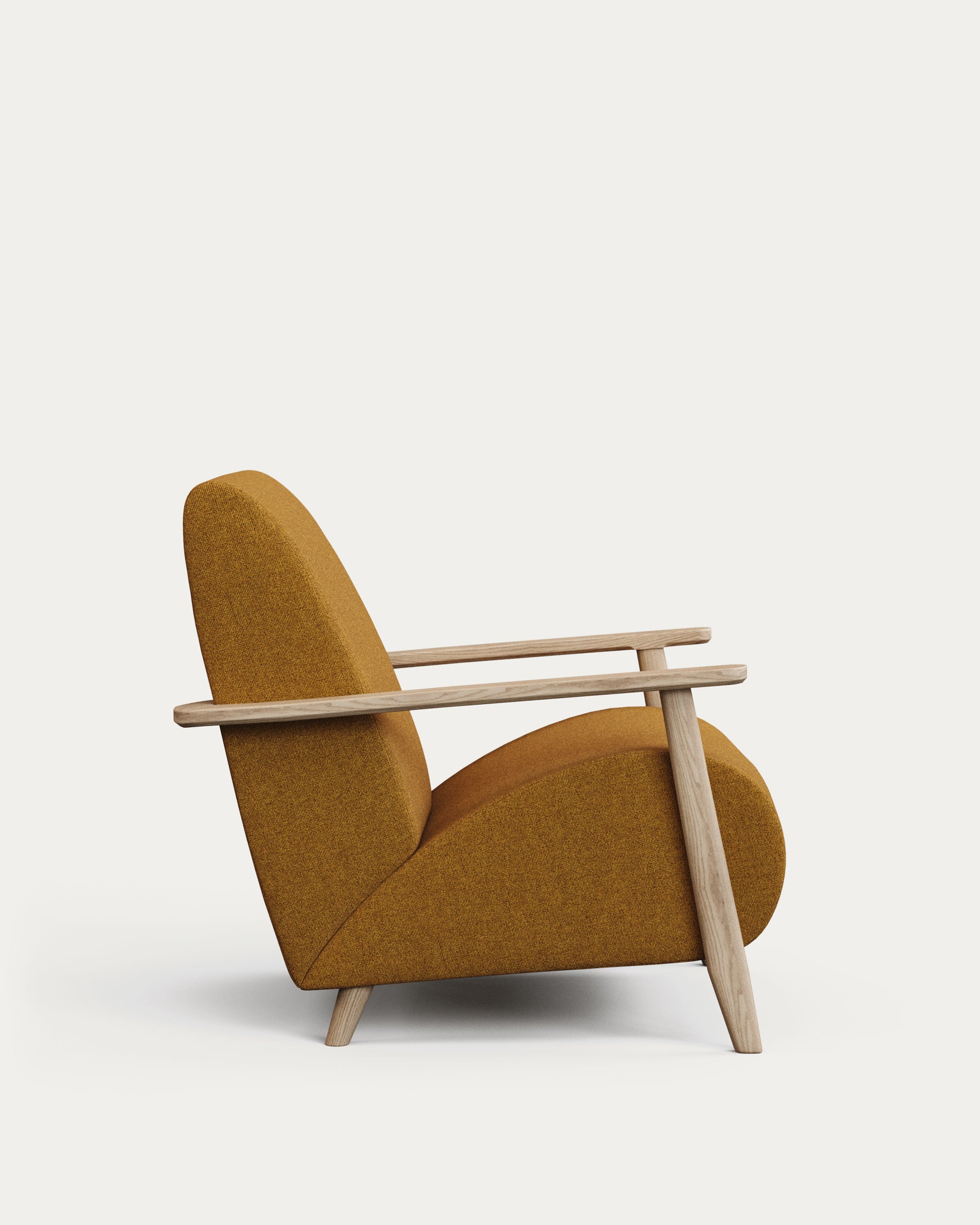 Eleganter Sessel Meghan in schwer entflammbarem Lammfellimitat in Senfgelb, gefertigt aus FSC-zertifiziertem Eschenholz mit natürlichem Finish.