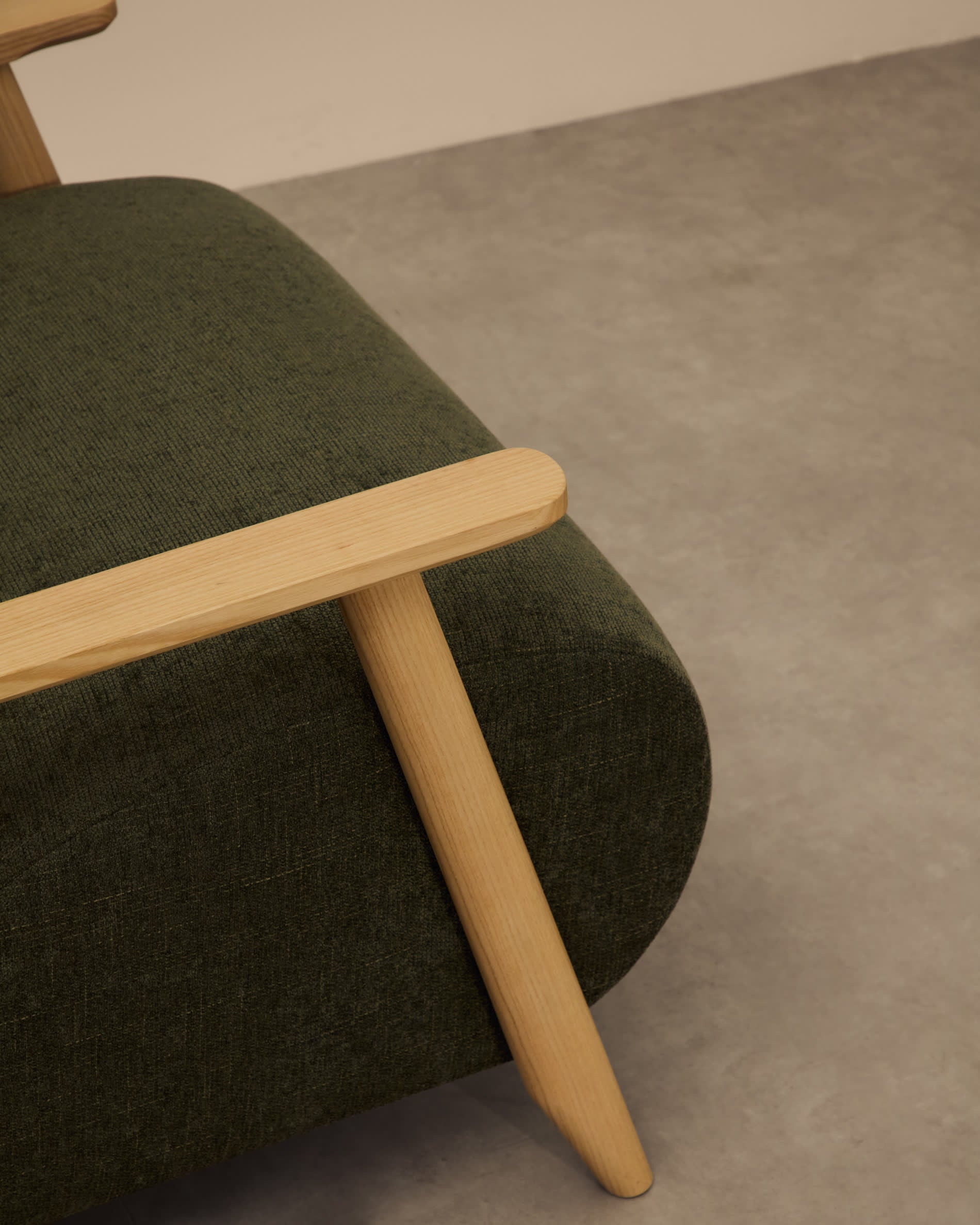 Entdecken Sie den Sessel Meghan von Kave Home: Grüner Chenille-Stoff, robustes Eschenholz, ergonomisch und nachhaltig – ideal für jedes Zuhause.