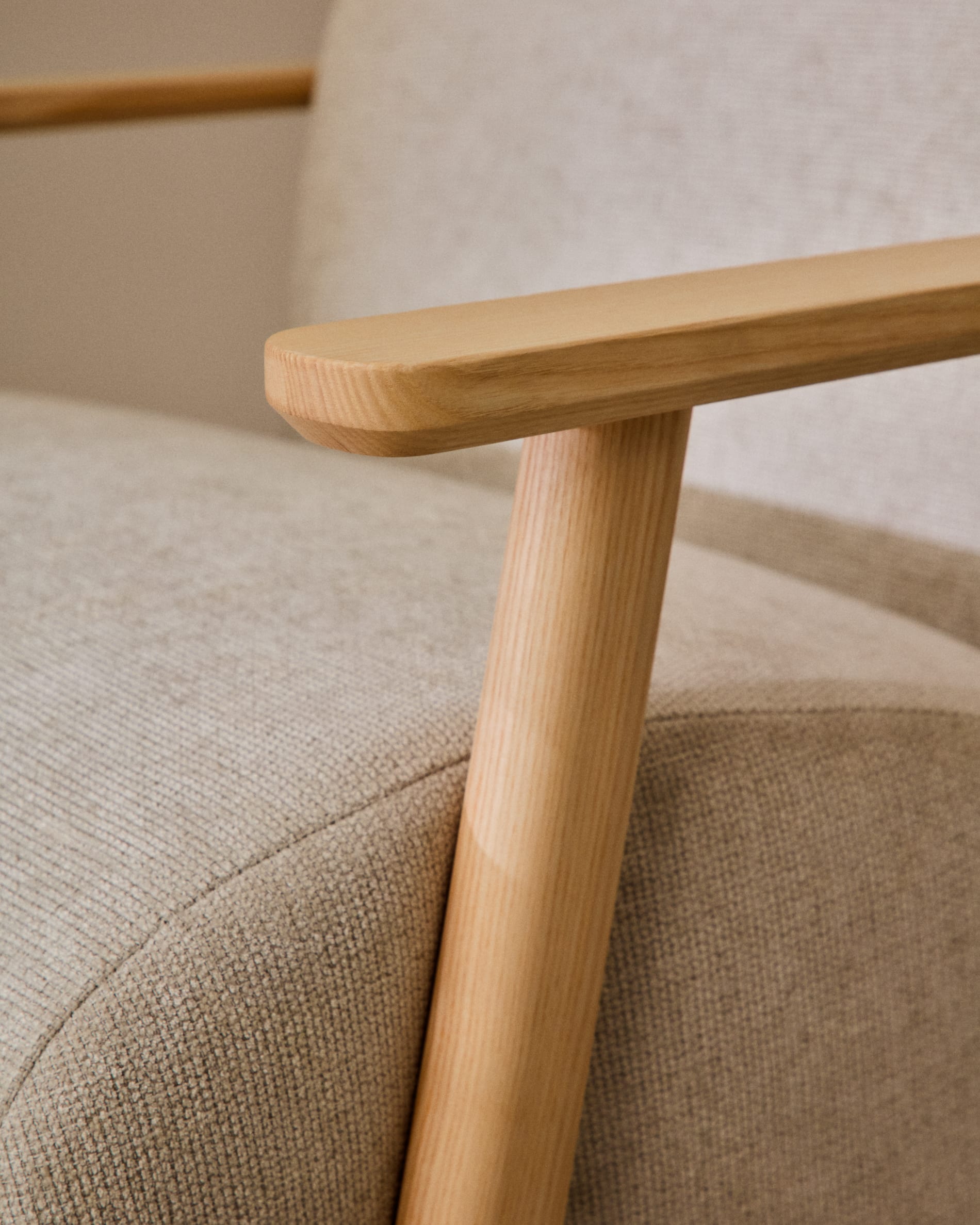 Moderner Sessel Meghan aus Perlen-Chenille und FSC-zertifiziertem Eschenholz, mit natürlichem Finish, komfortabel und umweltfreundlich.