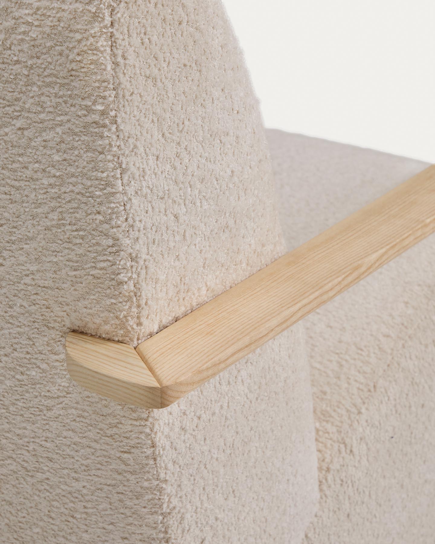 Sessel Meghan in beigem, schwer entflammbarem Lammfellimitat mit massivem Eschenholz mit naturfarbenem Finish, FSC Mix Credit in Beige präsentiert im Onlineshop von KAQTU Design AG. Sessel ist von Kave Home