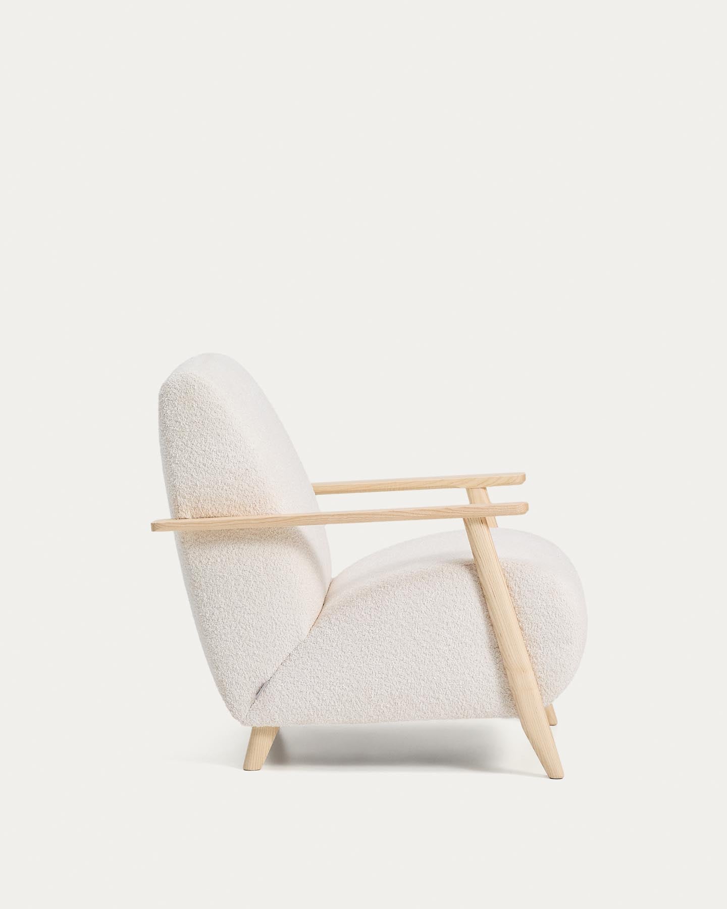 Sessel Meghan in ecrufarbenem, schwer entflammbarem Lammfellimitat mit massivem Eschenholz mit naturfarbenem Finish, FSC Mix Credit in Ecru präsentiert im Onlineshop von KAQTU Design AG. Sessel ist von Kave Home