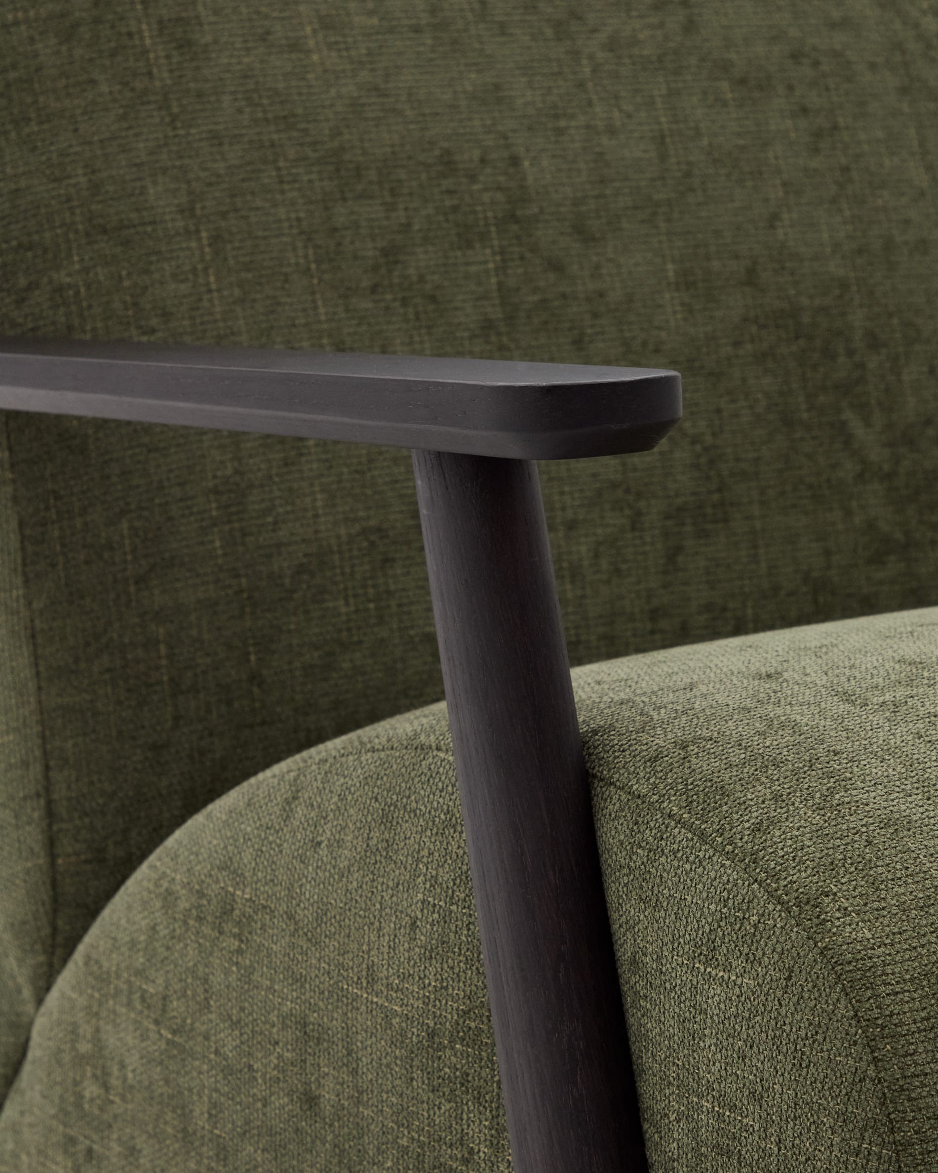 Eleganter Sessel Meghan in sattem Grün aus Chenille, gefertigt aus massivem Eschenholz mit Wenge-Finish. Komfortabel und nachhaltig.