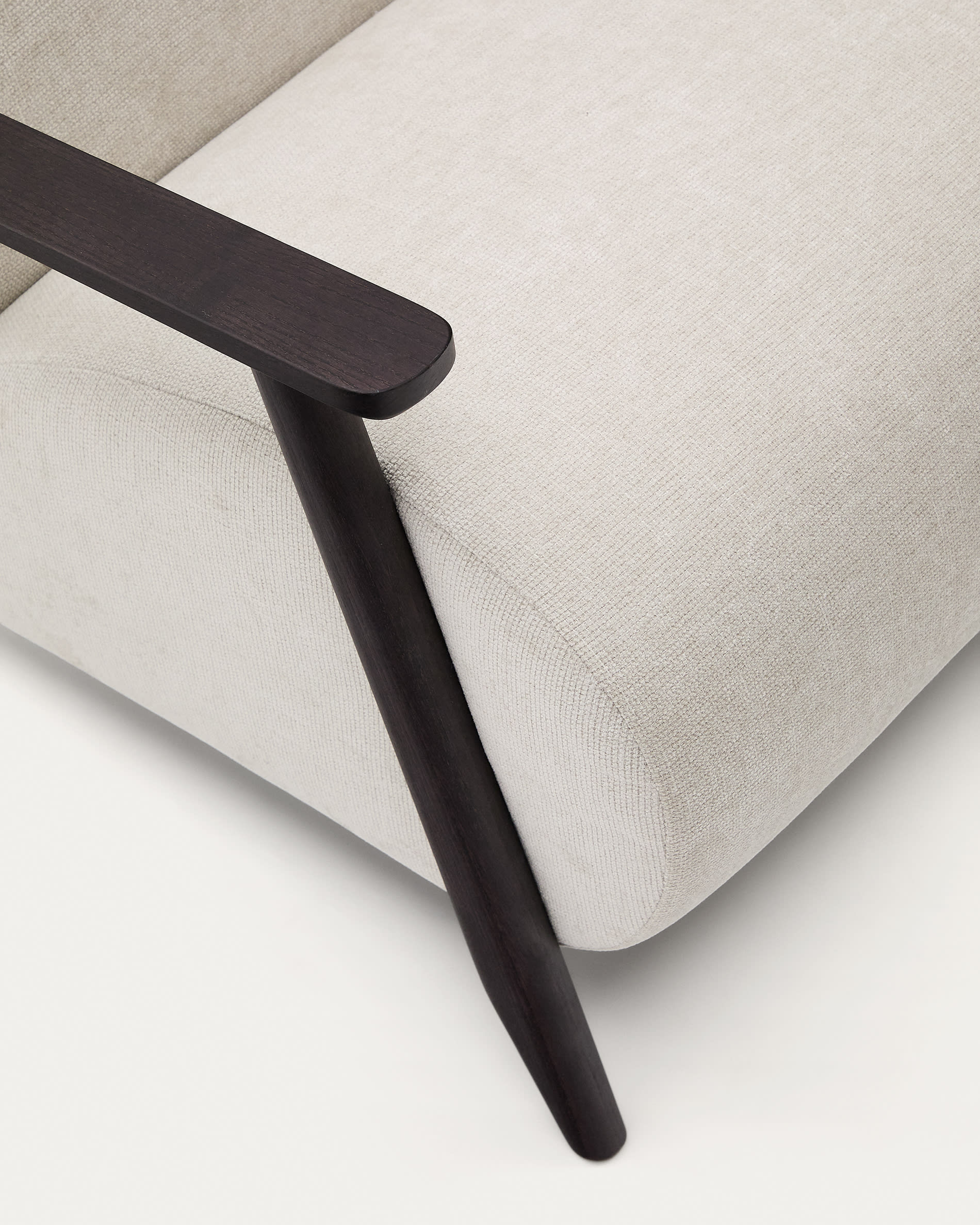 Stilvoller Sessel Meghan: Hochwertiger Chenille-Stoff in Perlfarbe, robustes Eschenholz mit Wenge-Finish, ideal für nachhaltige Wohnräume.