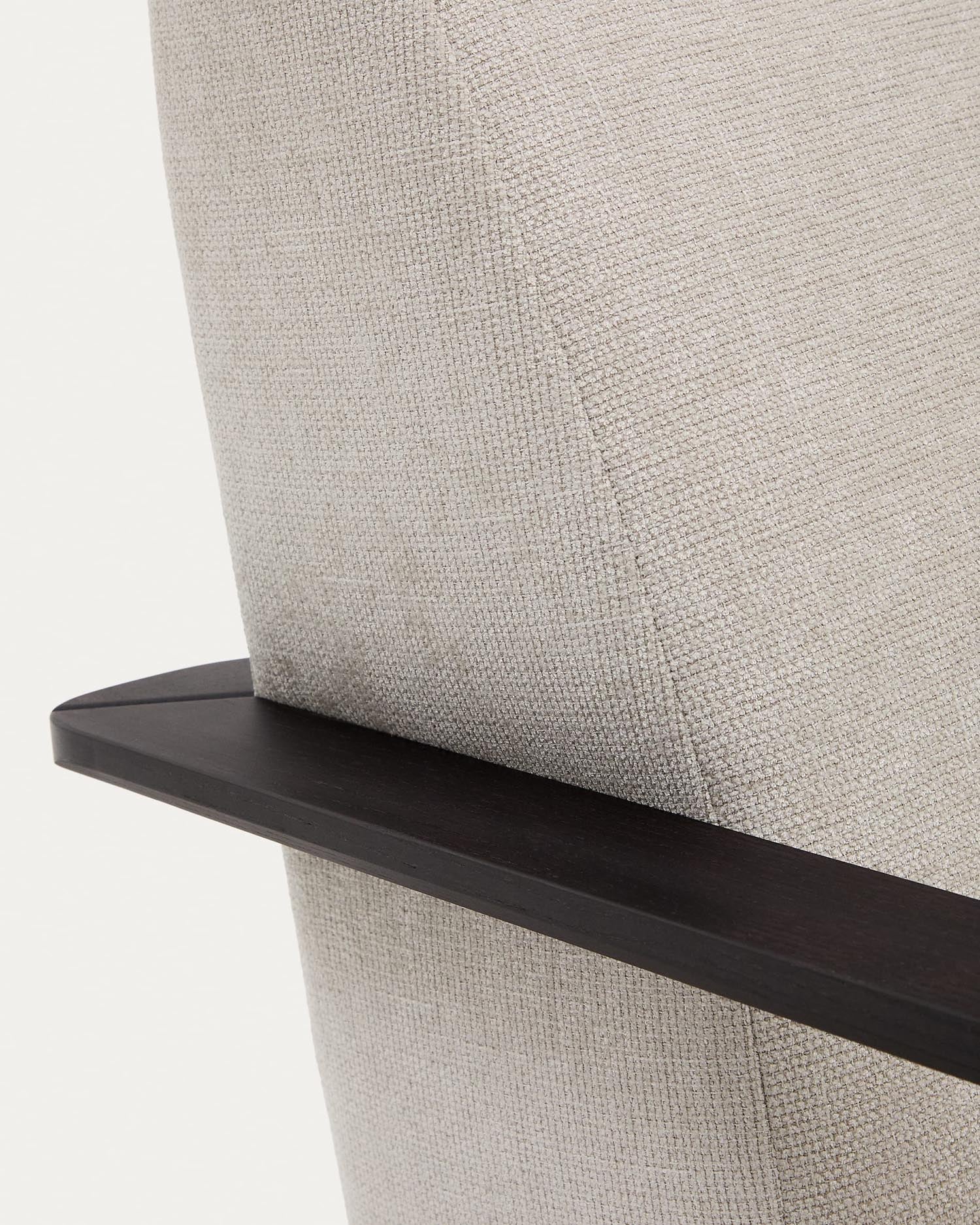 Sessel Meghan: Eleganter Chenille-Stoff in Perlfarbe, massives Eschenholz mit modernem Wenge-Finish. Perfekt für nachhaltige Wohnkonzepte.