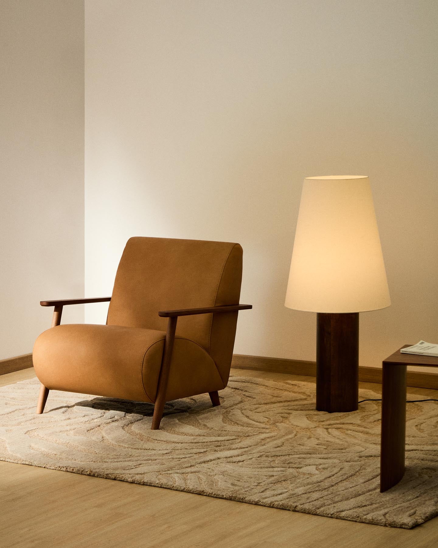 Sessel Meghan in braunem Leder mit massivem Eschenholz mit nussbaumfarbenem Finish, FSC Mix Credit in Braun präsentiert im Onlineshop von KAQTU Design AG. Sessel ist von Kave Home